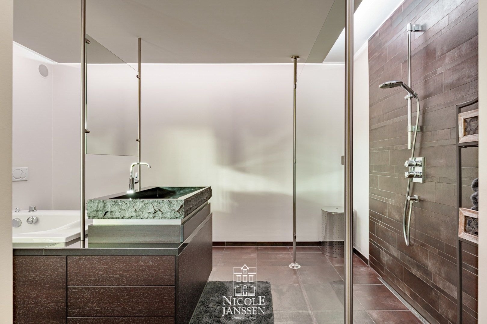 Riante woning met paardenstallen foto 13