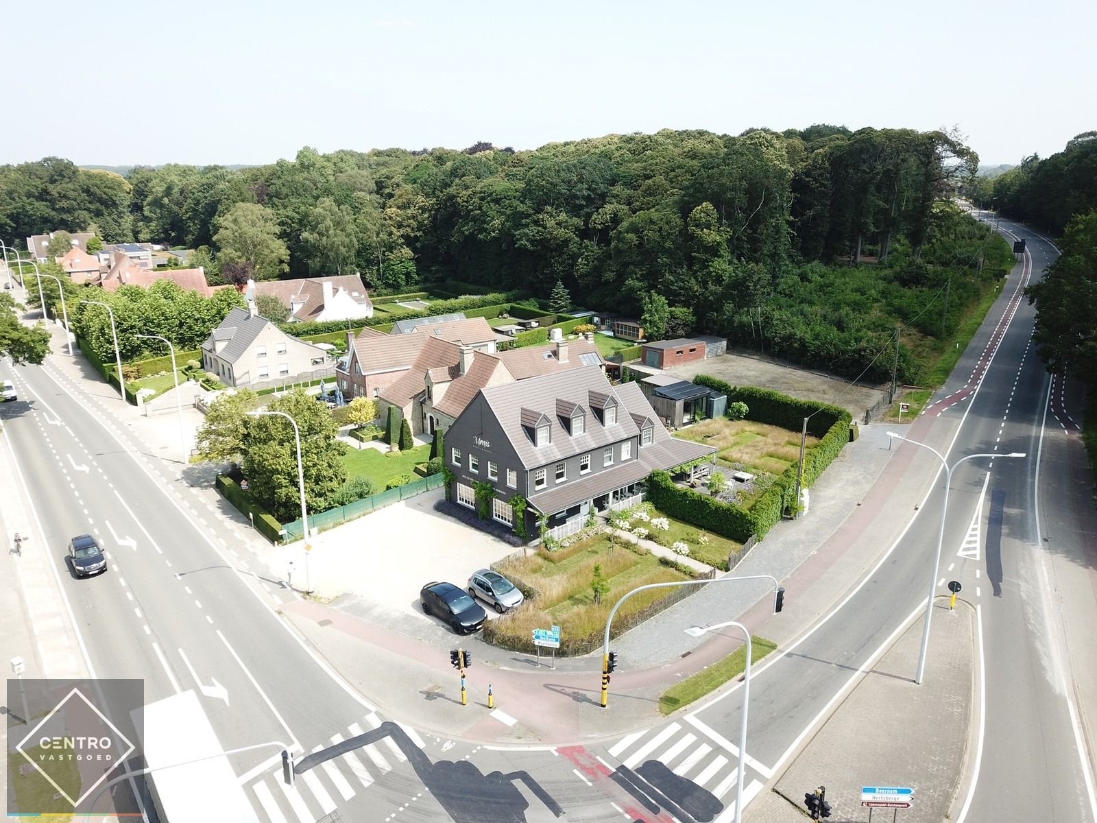 Recent (Bj. 2016) Mi CASA - HANDELSHUIS (538m2), voorzien van grote polyvalente ruimten (vrij beroep, toonzaal, horeca, B&B, ...), 5/6 slaapkamers, 4 badkamers, kelder (114m2), ... Op hoek- en zichtlocatie te Oostkamp. foto {{pictureIndex}}