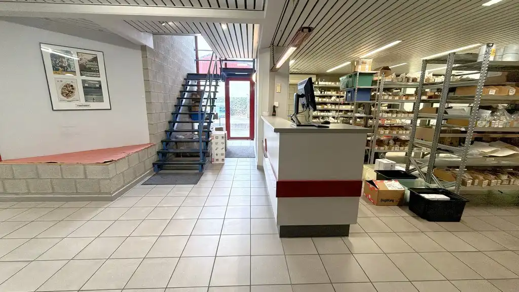 Bedrijfsgebouw met laadkades te huur nabij E313 in Olen foto 3