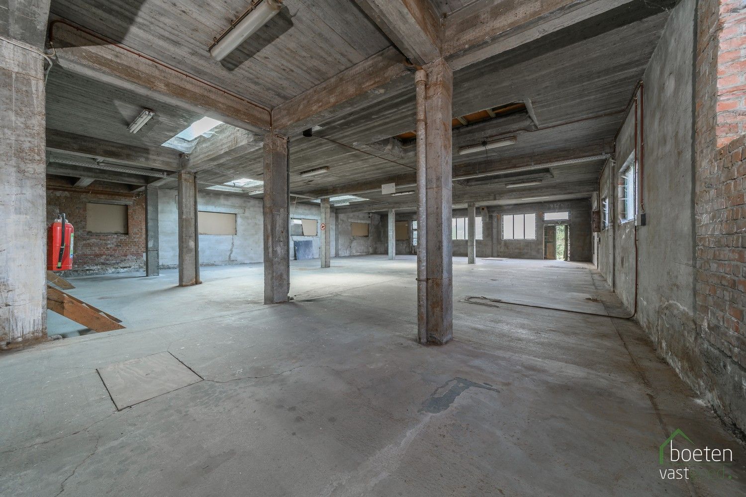 Veurne: Opslagplaats van ca 360m² met dubbele garage en ontsluiting achteraan in het centrum foto 7