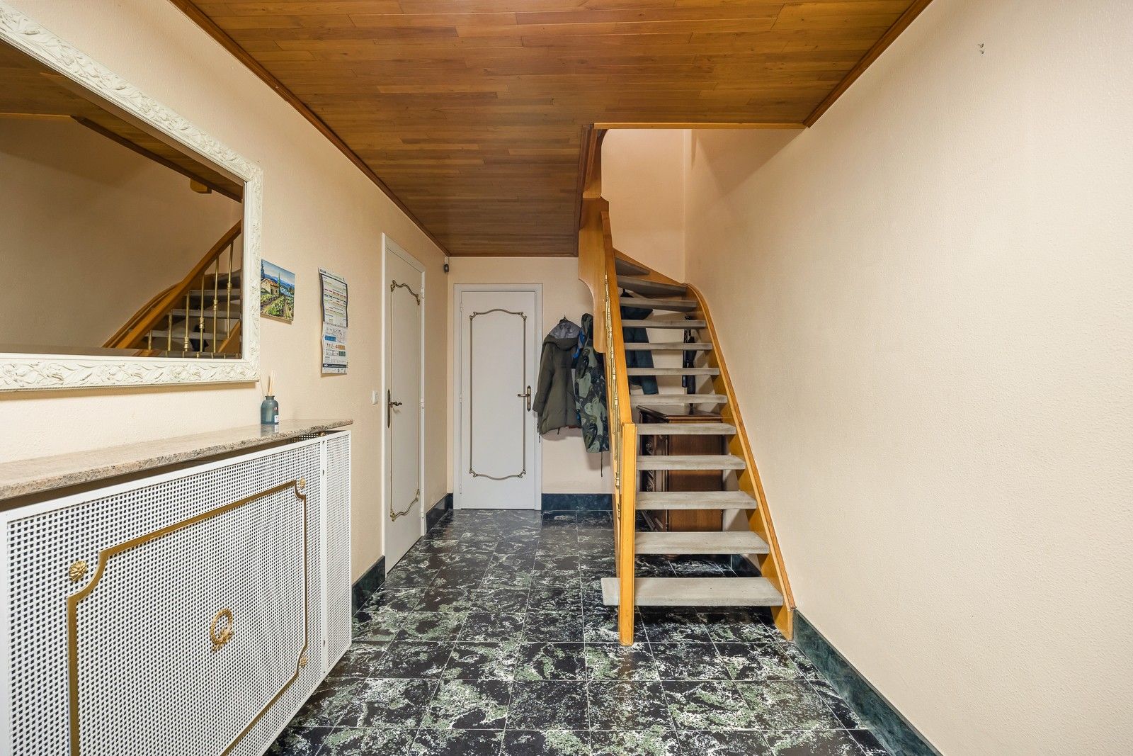 Complete hoekwoning met praktijkruimte/kantoor en 2 aparte opritten of te gebruiken als zorgwoning. foto 11