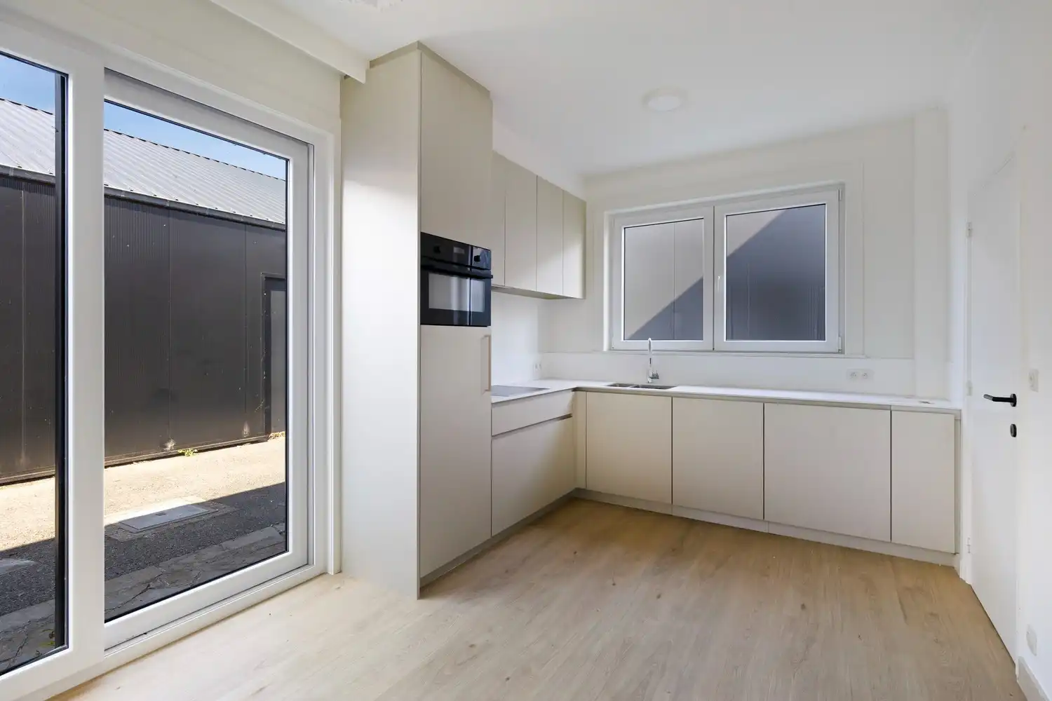 Bedrijfspand met woning en loods. foto 12