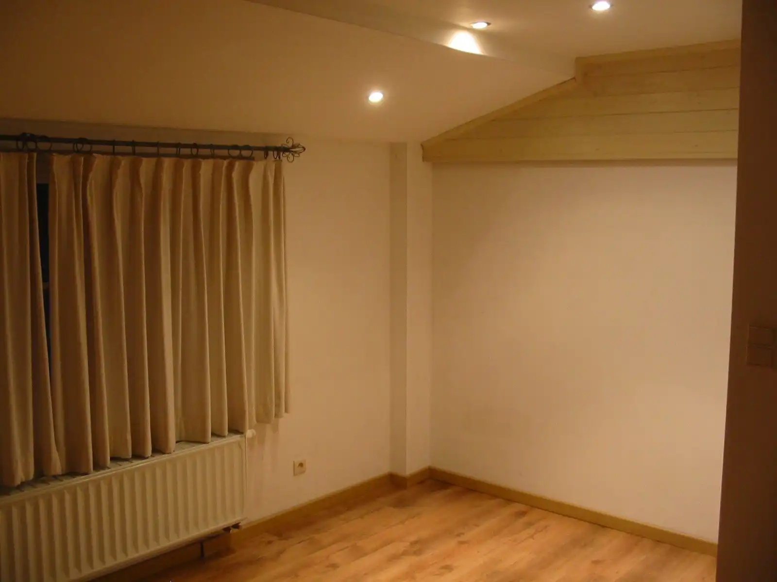 Mooie gerenoveerde vrijstaande woning met garage en achterliggend terrastuintje. foto 13