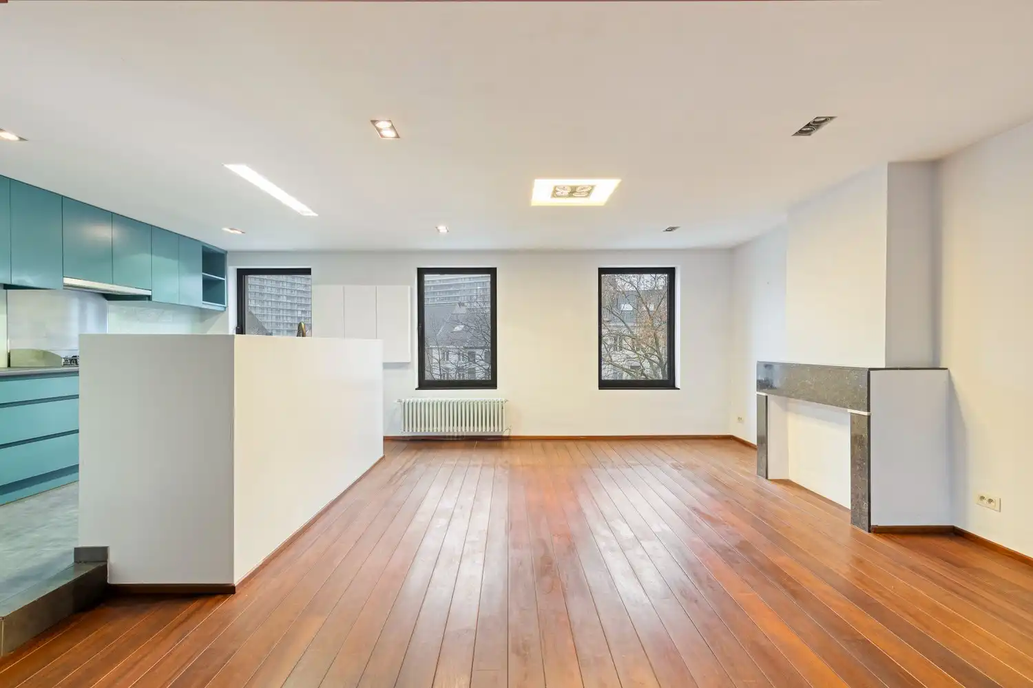 Karaktervol duplexappartement in authentiek herenhuis nabij de Coupure. foto 3