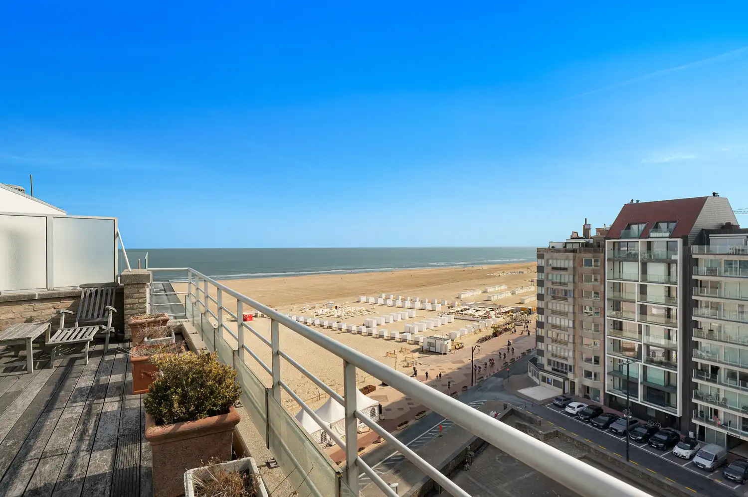 Exclusief duplexappartement met riant zonneterras en panoramisch zeezicht aan het Heldenplein foto 15