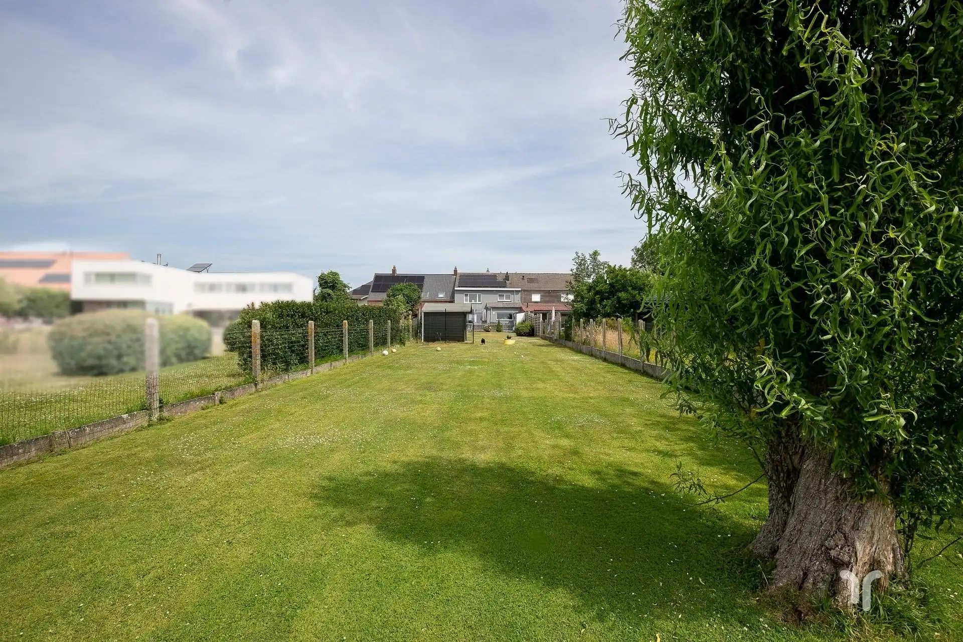 Instapklare, gesloten bebouwing op rustige ligging met 3 slaapkamers, garage en prachtige tuin. foto 2