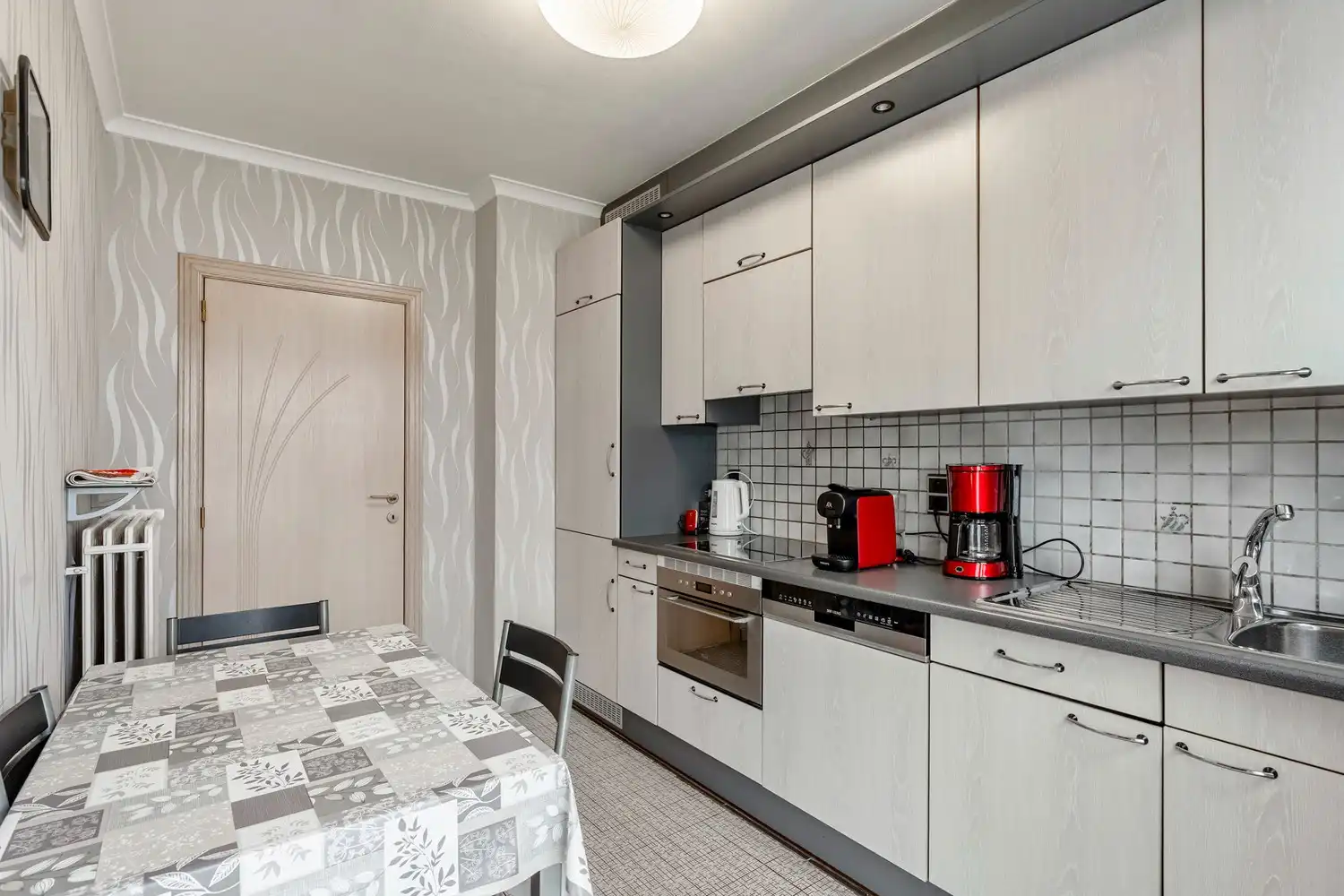 Zeer goed onderhouden en instapklare woning met drie slaapkamers, gezellige stadstuin en achter gelegen garage te Wijgmaal ! foto 7