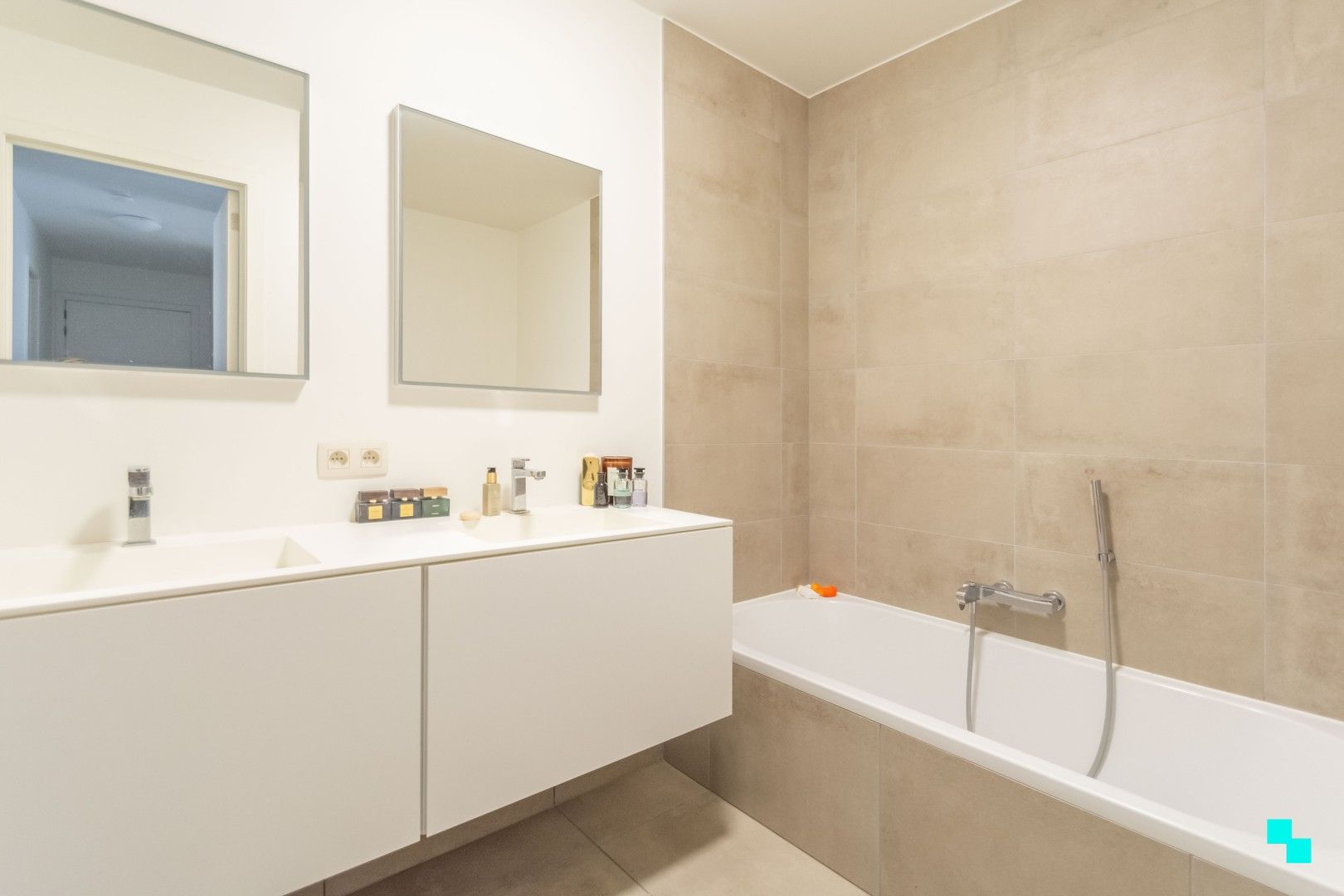 Ruim gelijkvloers appartement met tuin foto 11
