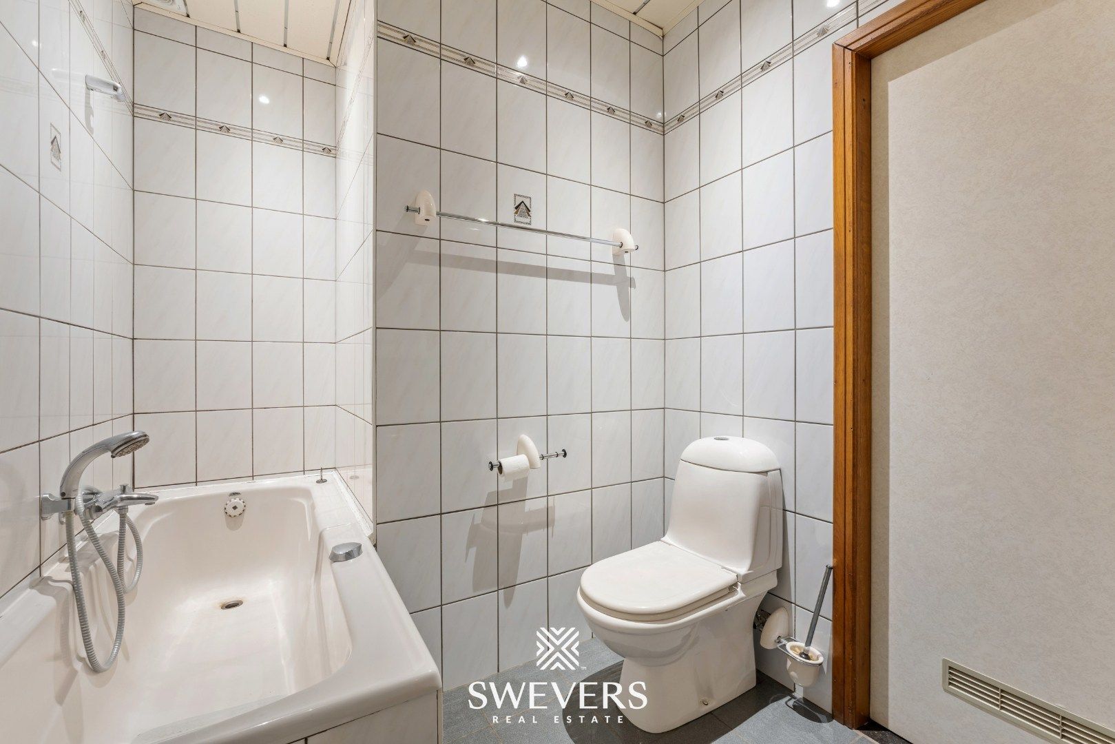 Ruime gezinswoning met 5 SLPK en veel potentieel in groene omgeving foto 21