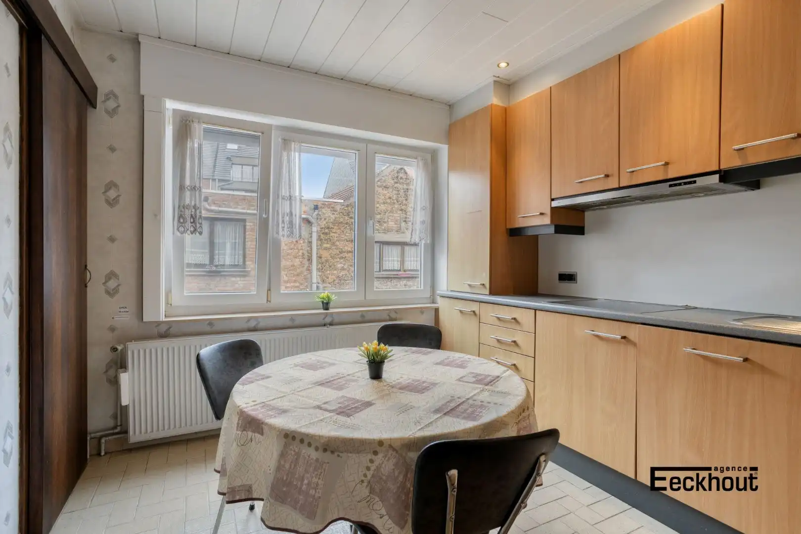 Verzorgde woning met ruime garage en achterliggend pakhuis. foto 6
