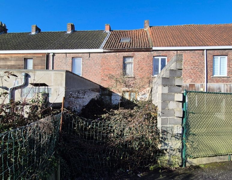 Roeselare-stadskern. Uitstekend gelegen compleet te renoveren woning op een perceel van +/- 60m2.  Twee verdiepingen en ruim zoldergedeelte. foto 5