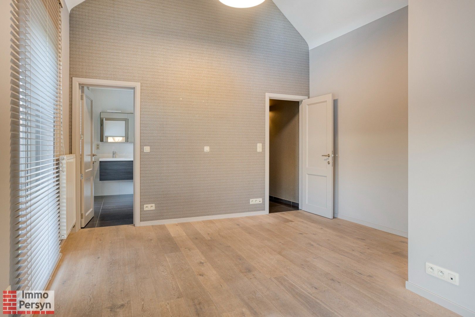 Ruim gelijkvloers appartement met tuin en 2 staanplaatsen. foto 23