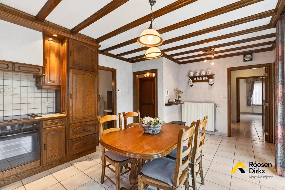 Vrijstaande en degelijke gezinswoning met 300m² bewoonbare oppervlakte en mogelijk 5 slaapkamers op perceel van 974m² foto 12