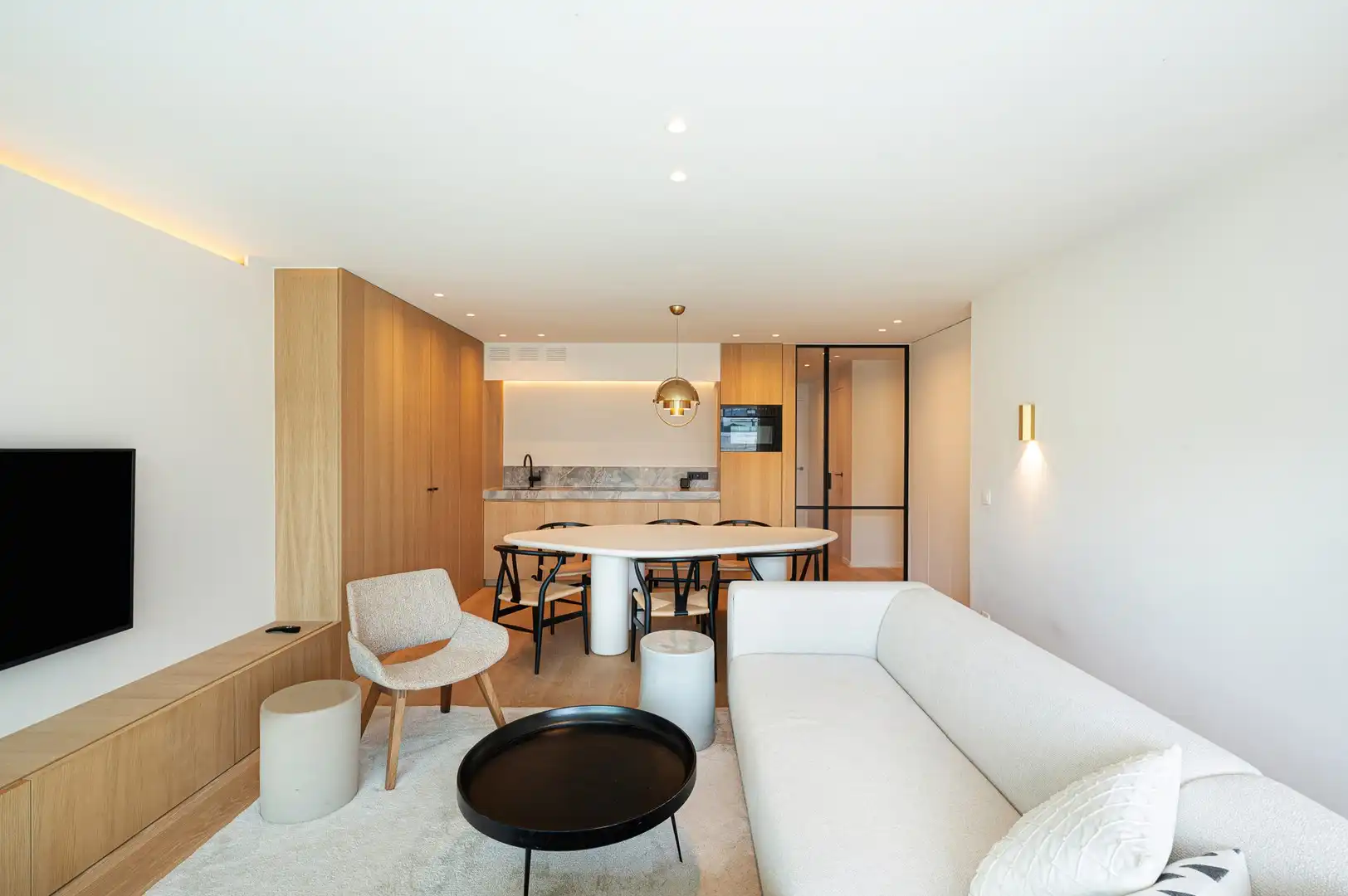 Prachtig afgewerkt, gemeubeld twee slaapkamer appartement heel goed gelegen op de Kustlaan. foto 4