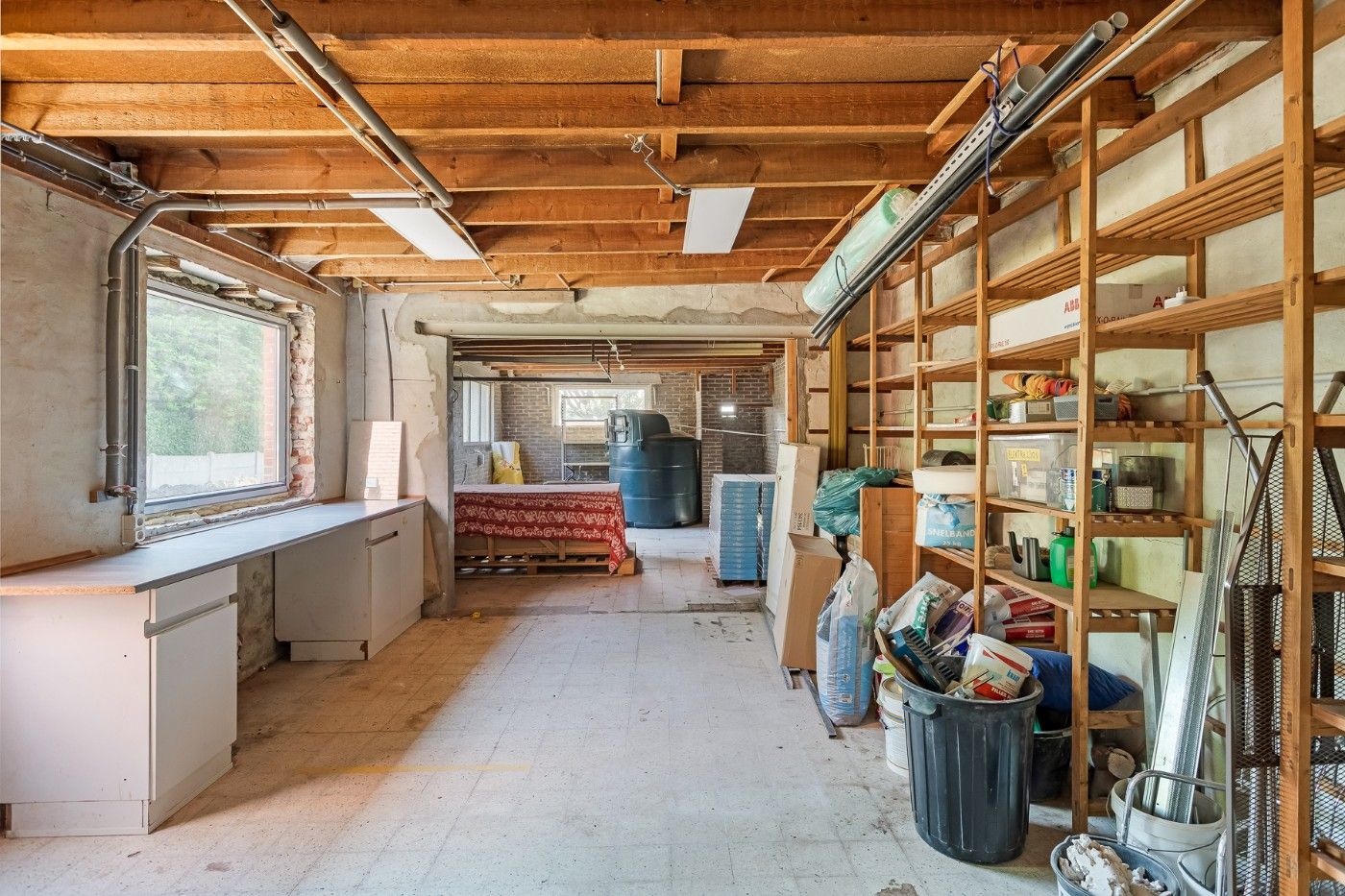 Verrassend ruime, te renoveren HOB met 5 slpk., garage/loods en tuin foto 12