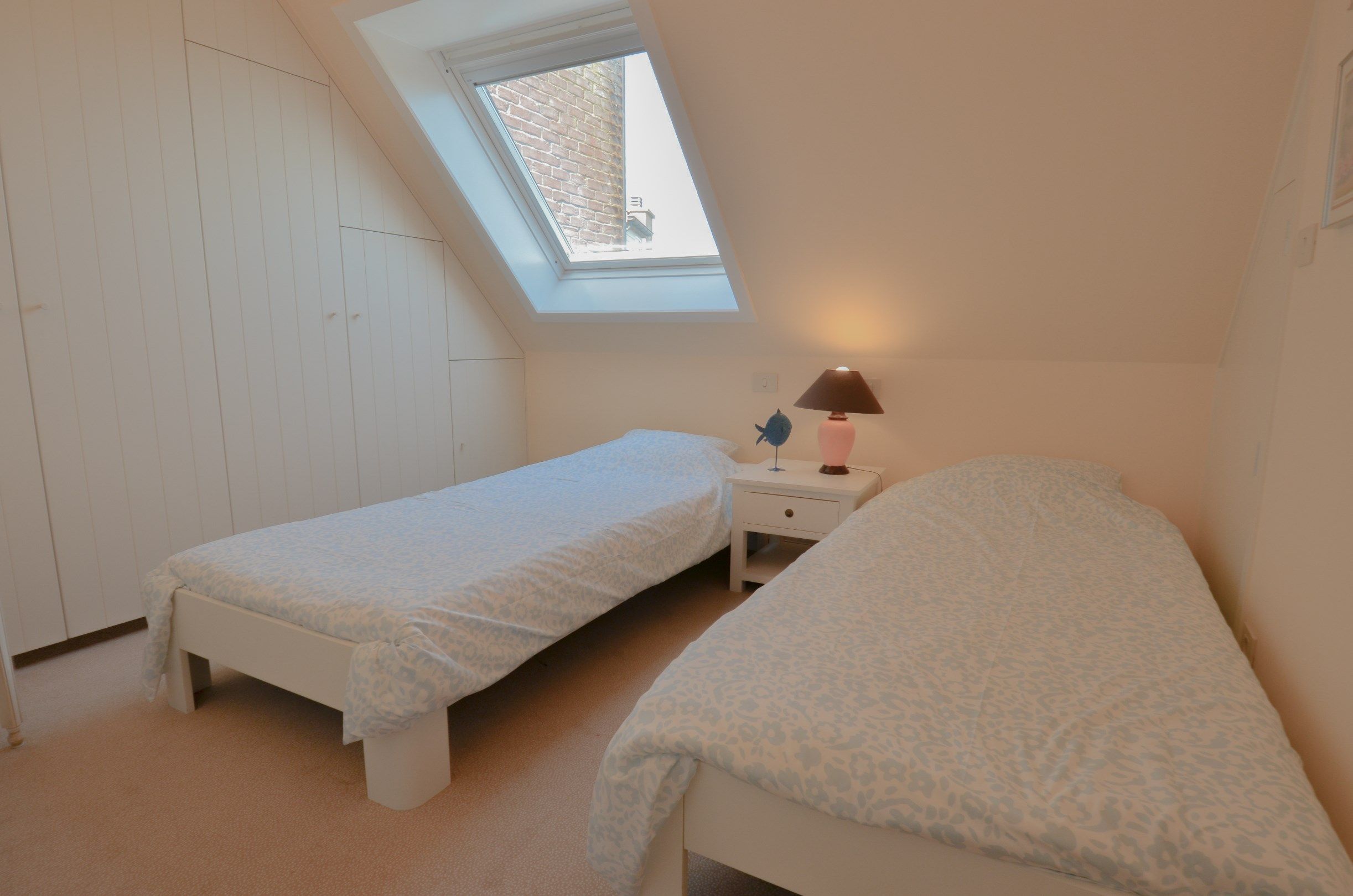 Stijlvol duplexappartement met zonnige terrassen en open zicht op de villa’s van het Zoute. foto 33