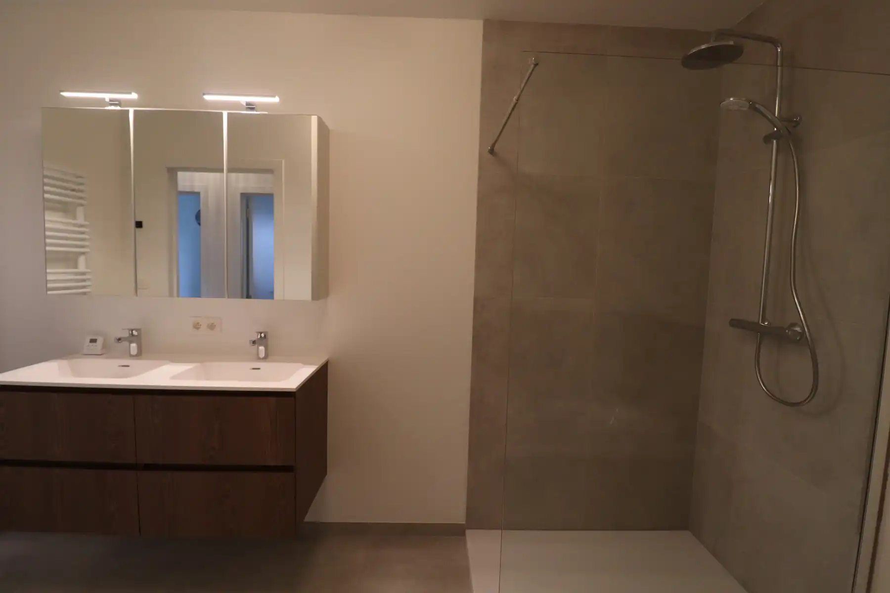 Nieuwbouwwoning met 3 slaapkamers, zolder, tuin en 2 autostaanplaatsen. foto 12