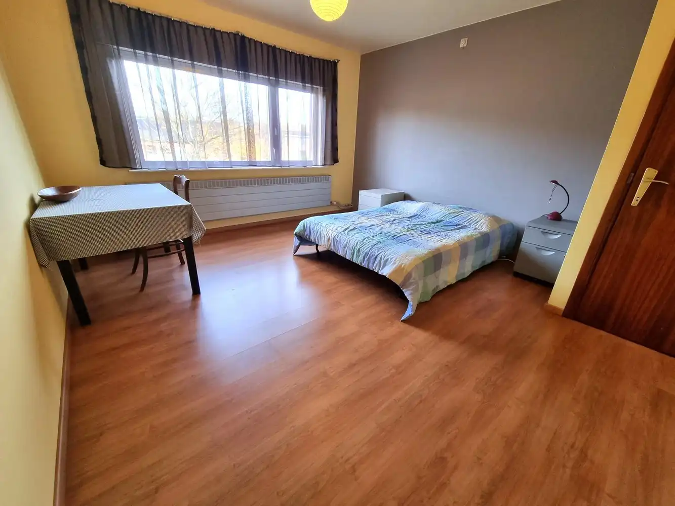 Instapklare gezinswoning, grote slaapkamers, nieuwe keuken en badkamer met zuidgerichte tuin en garage foto 10