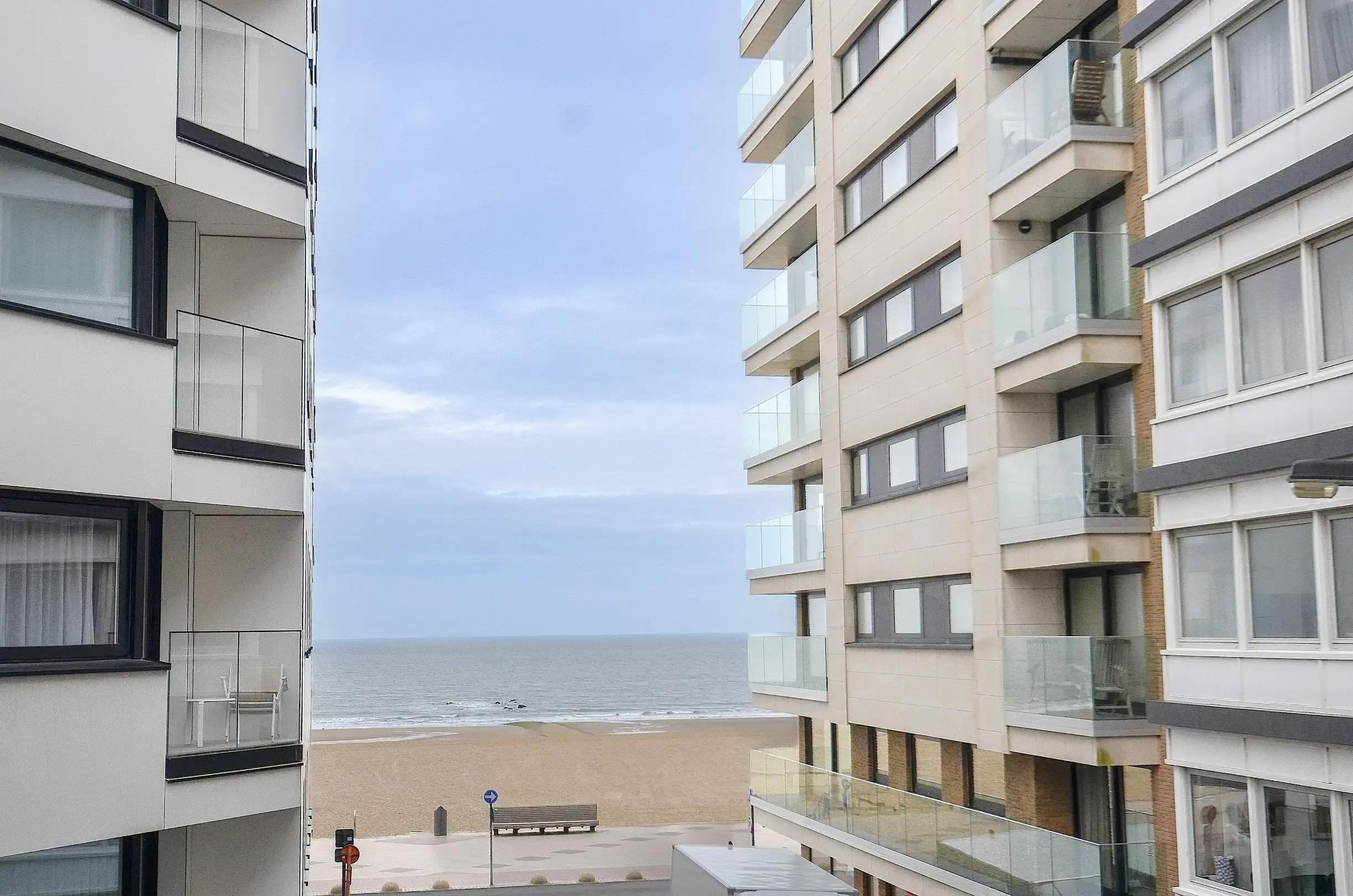 Volledig gerenoveerd appartement met een mooi zeezicht gelegen tussen het Driehoeksplein en Albertplein. foto {{pictureIndex}}