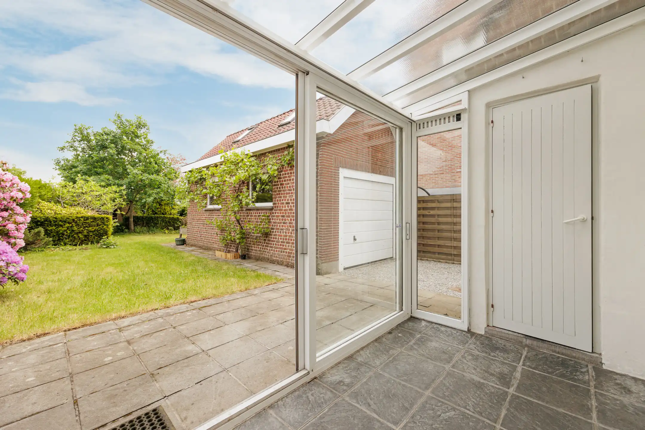 Charmante driegevelwoning met garage foto 13