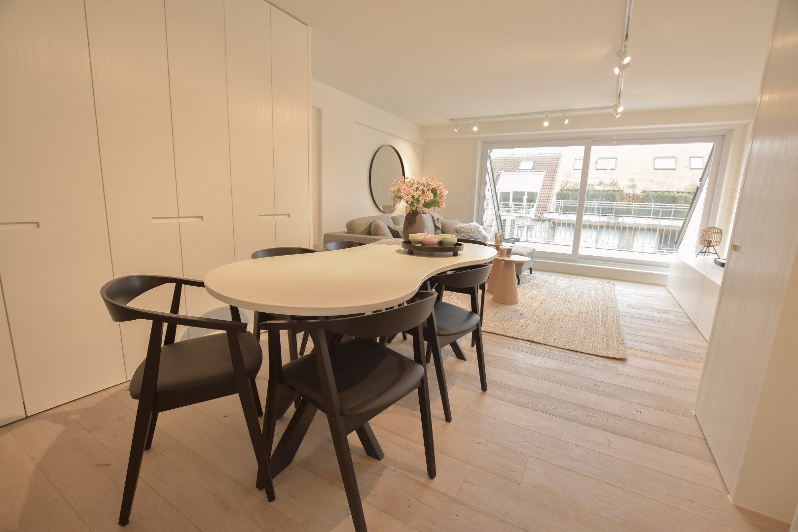 Prachtig gerenoveerd duplex appartement met 3 slaapkamers gelegen vlakbij het strand en het bruisende centrum foto 3