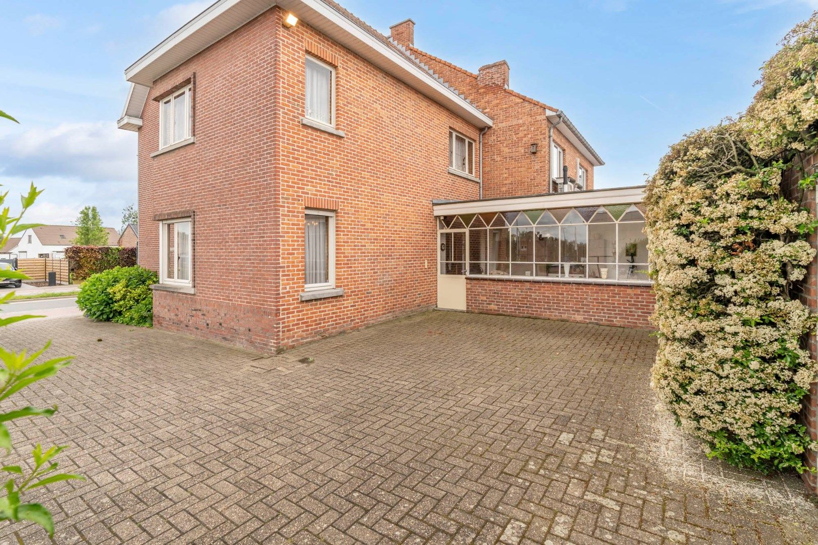 IN OPTIE - Te renoveren doch goed onderhouden woning met zeer ruime garage op 3a 53ca vlakbij het centrum foto 44