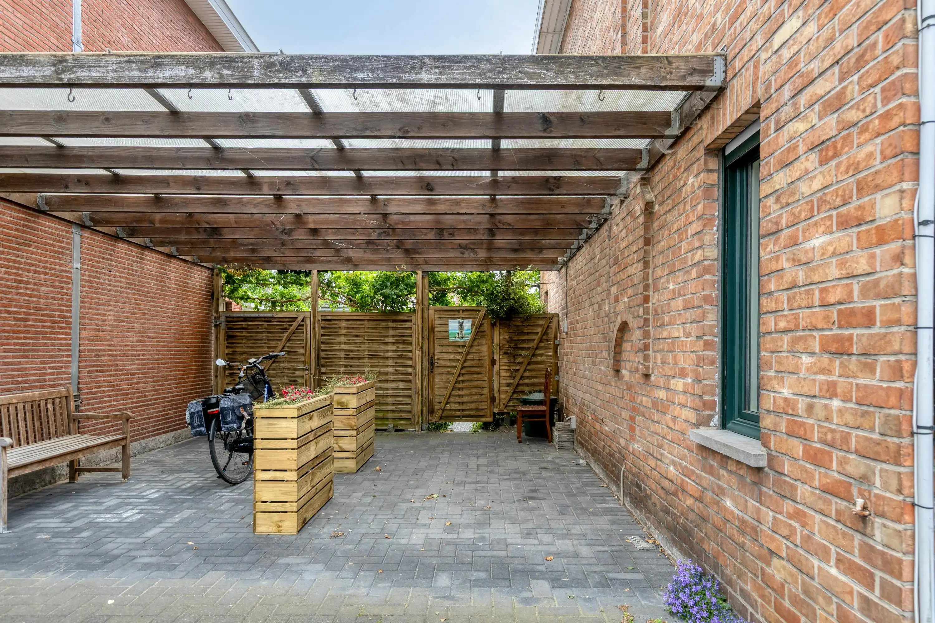 Halfopen huis met 3 slaapkamers, carport + tuin te Sint-Kruis foto 17