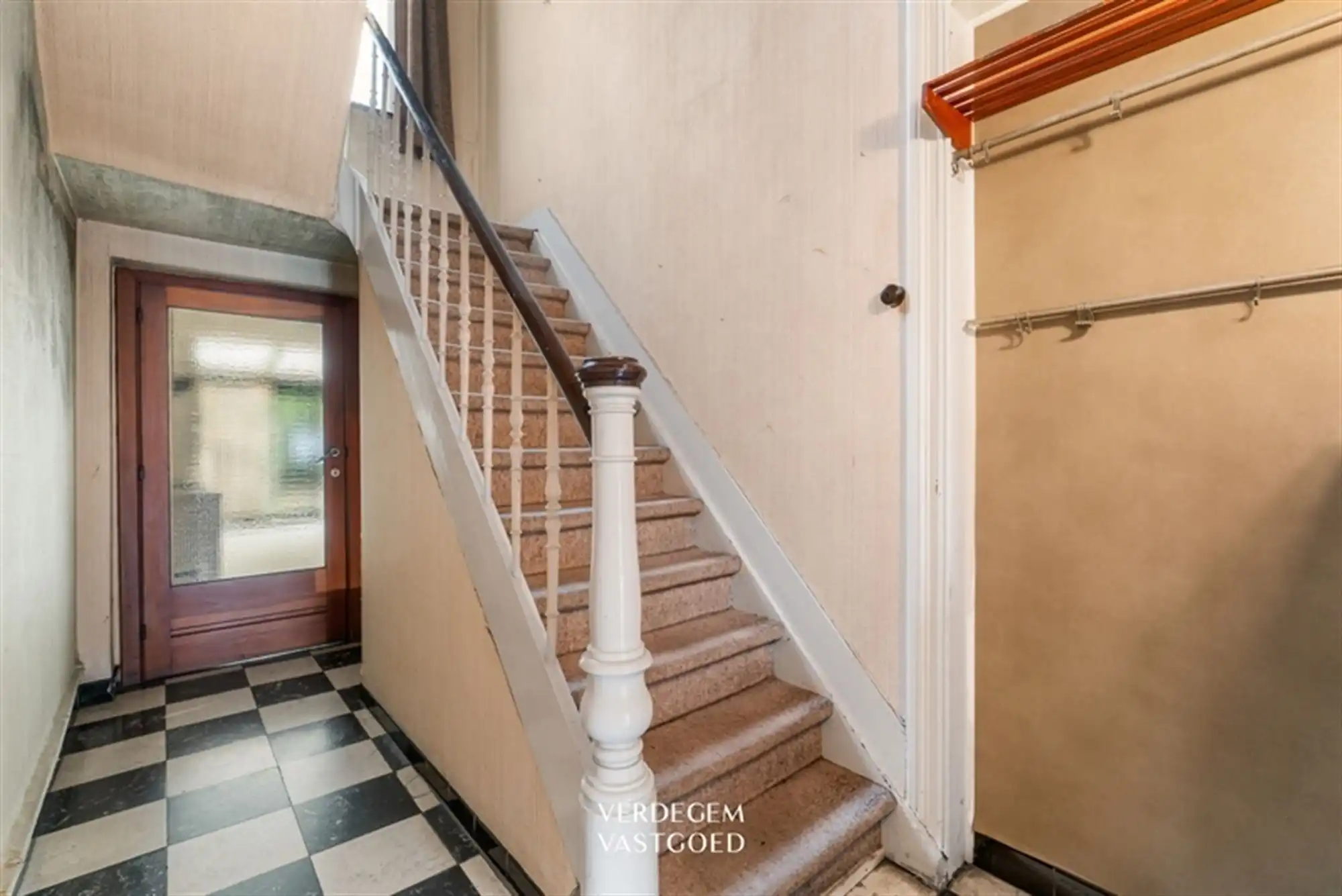 Ruime, te renoveren, woning met bouwgrond op een terrein van 869m² foto 11