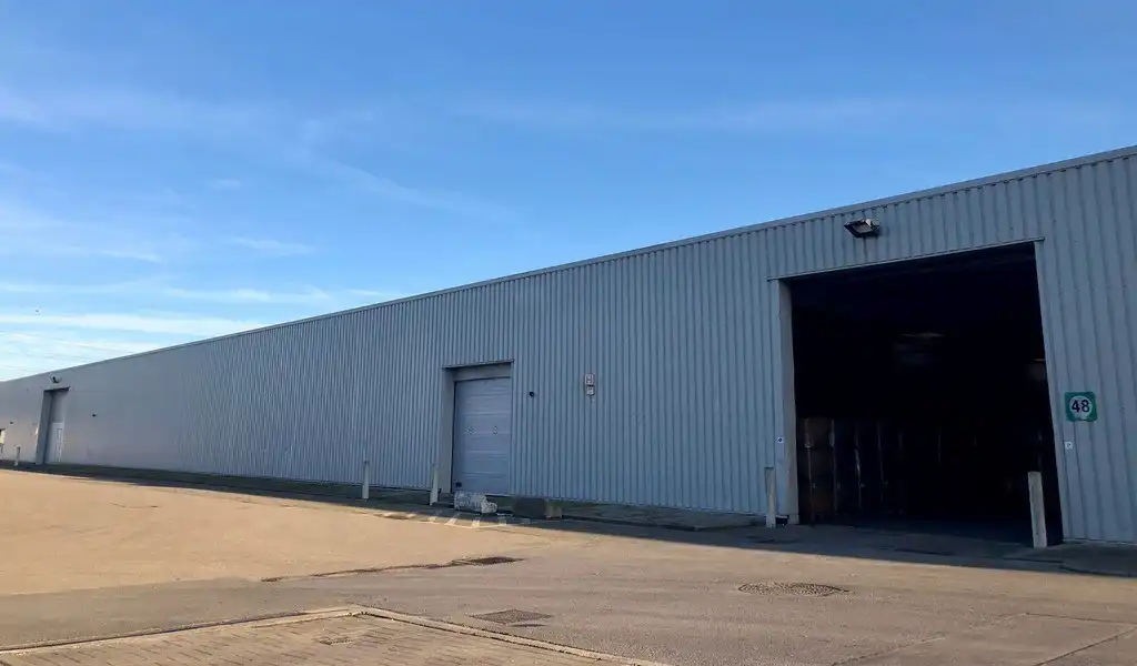 Magazijn met kantoor te huur op industriële site te Malle foto {{pictureIndex}}