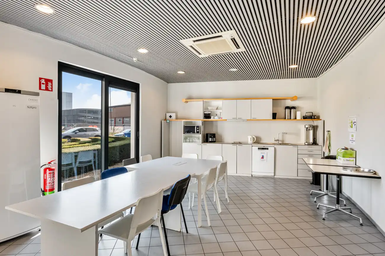 Kantoorgebouw op toplocatie foto 20