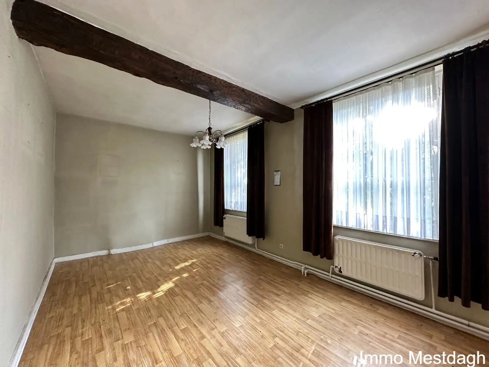 In de schaduw van de kerktoren bevindt zich deze mooie historische idyllische unieke pastorie.   foto 45