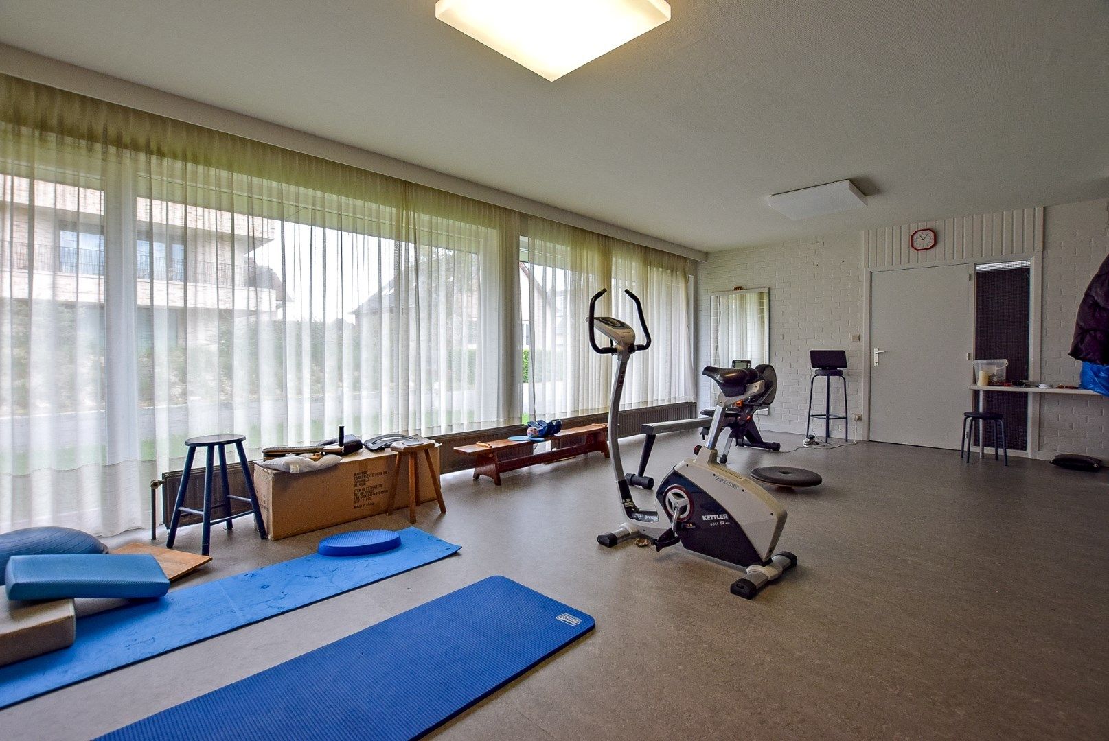 Goed gelegen kantoorruimte / praktijkruimte met woonst te Oostduinkerke op 749m². foto 2