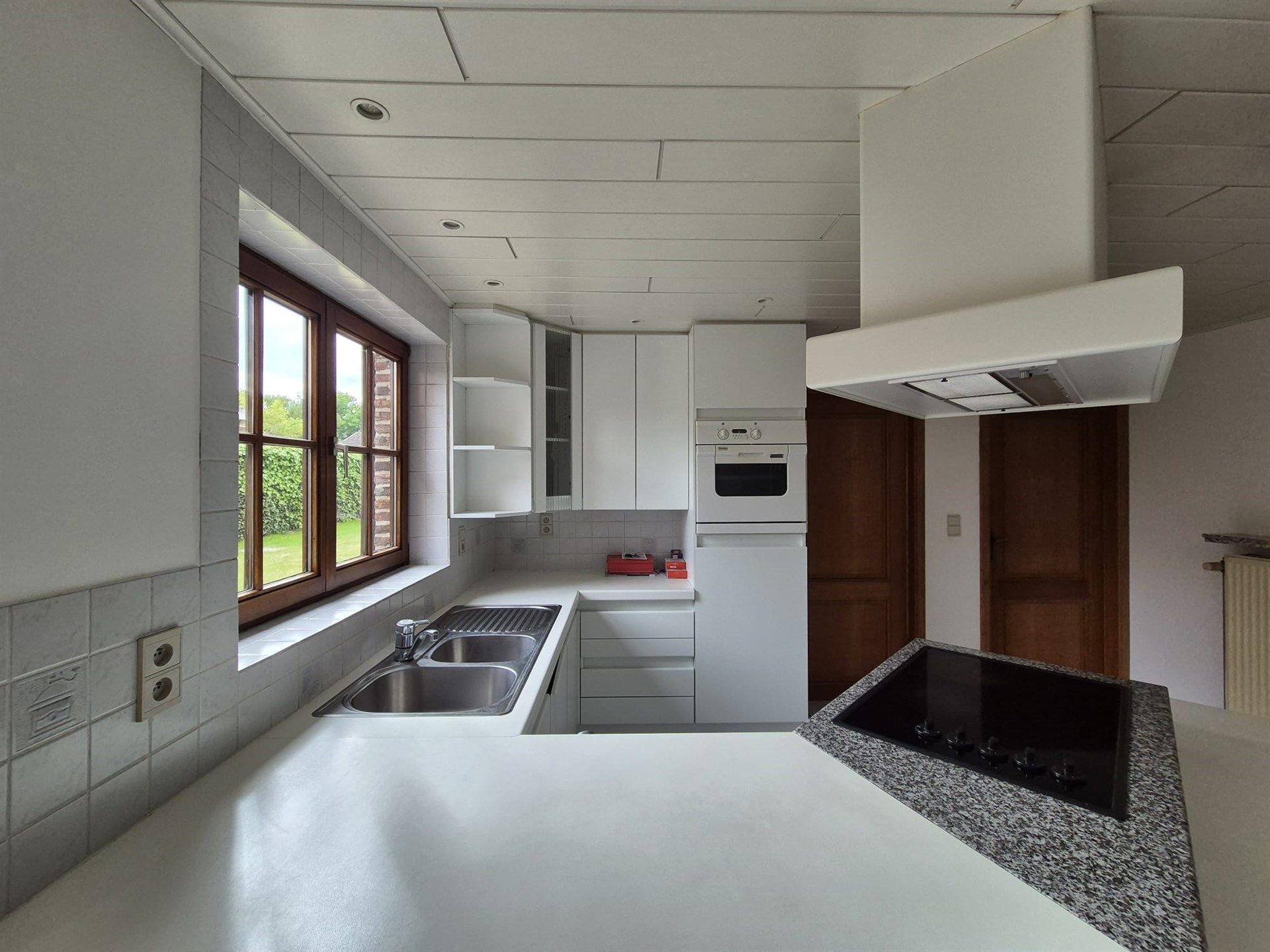 Charmante open bebouwing met tuin en dubbele garage. foto 10