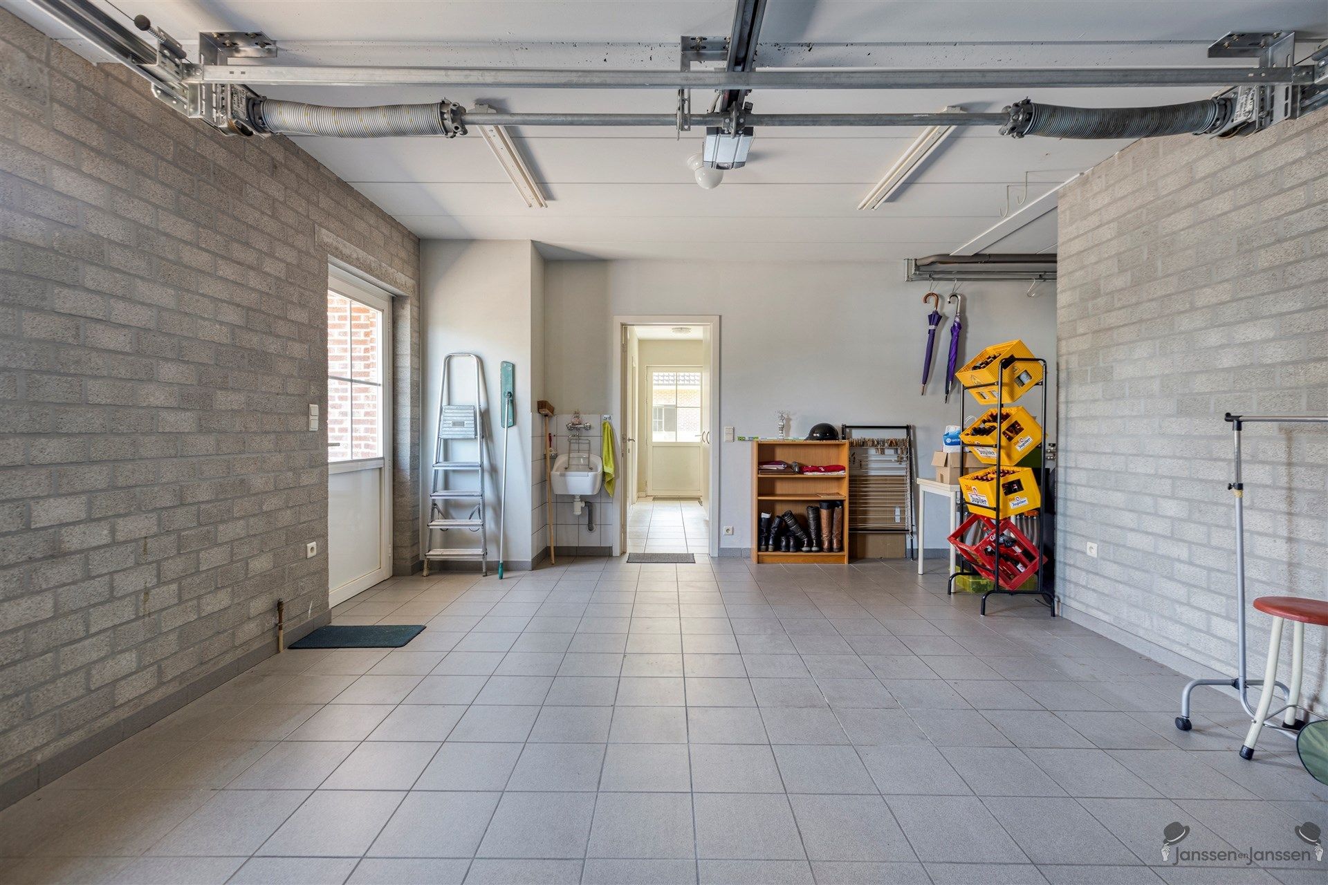 Woning met grote werkplaats  foto 19