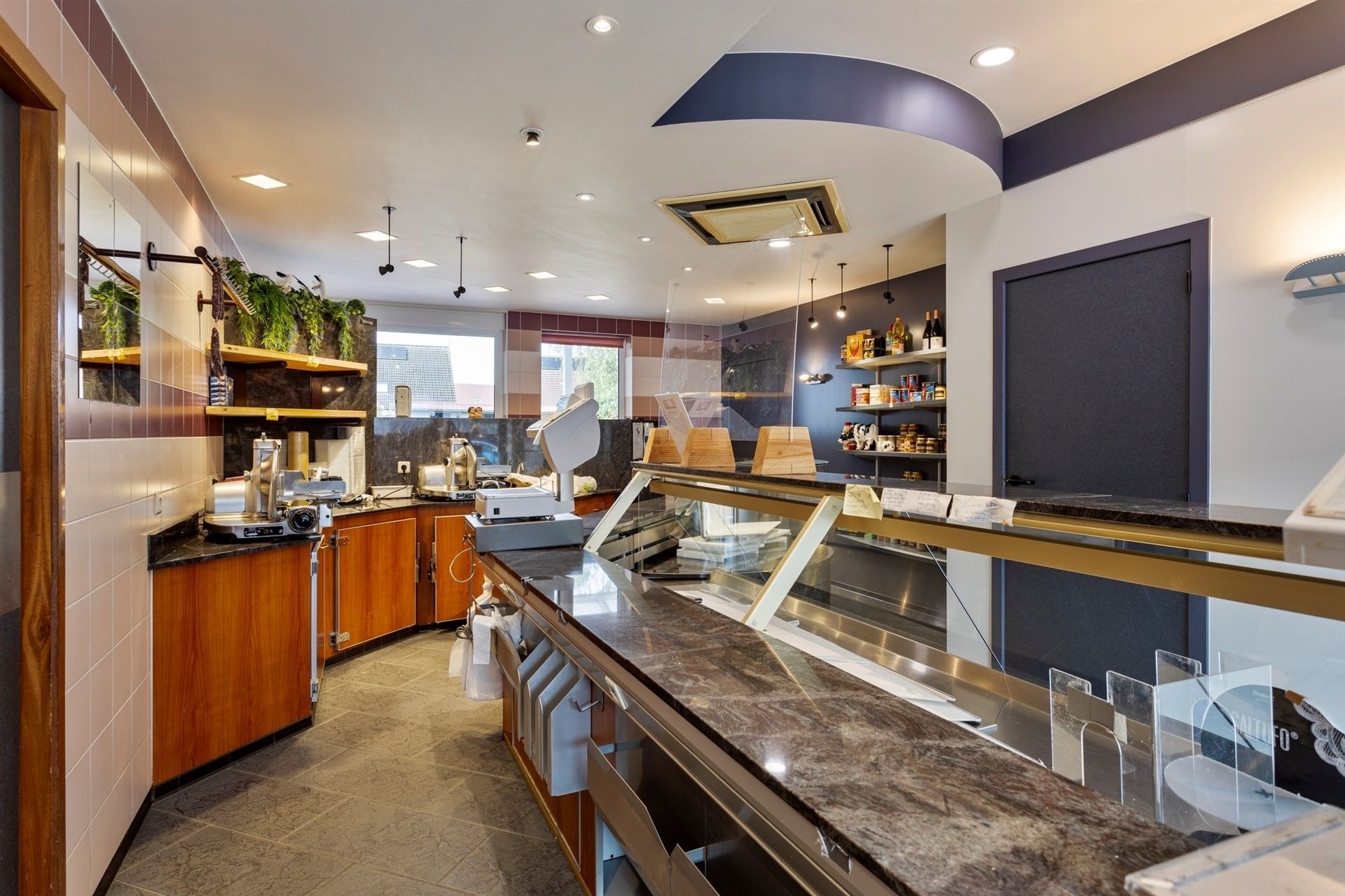 Woning met handelsruimte op commerciële topligging te Mazenzele foto 21