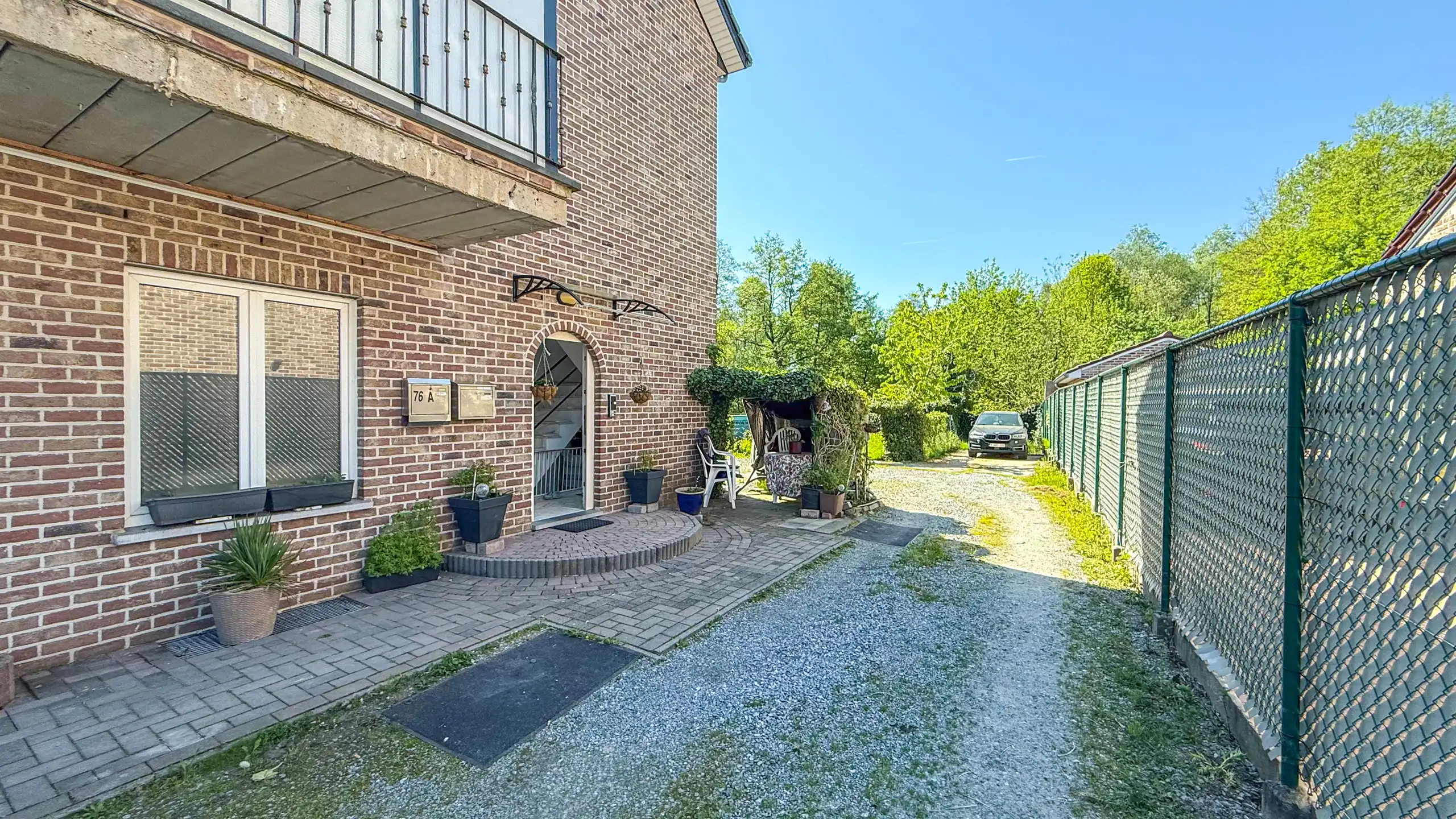 Instapklaar appartement met 2 slpks, balkon, tuin + parking! foto 16