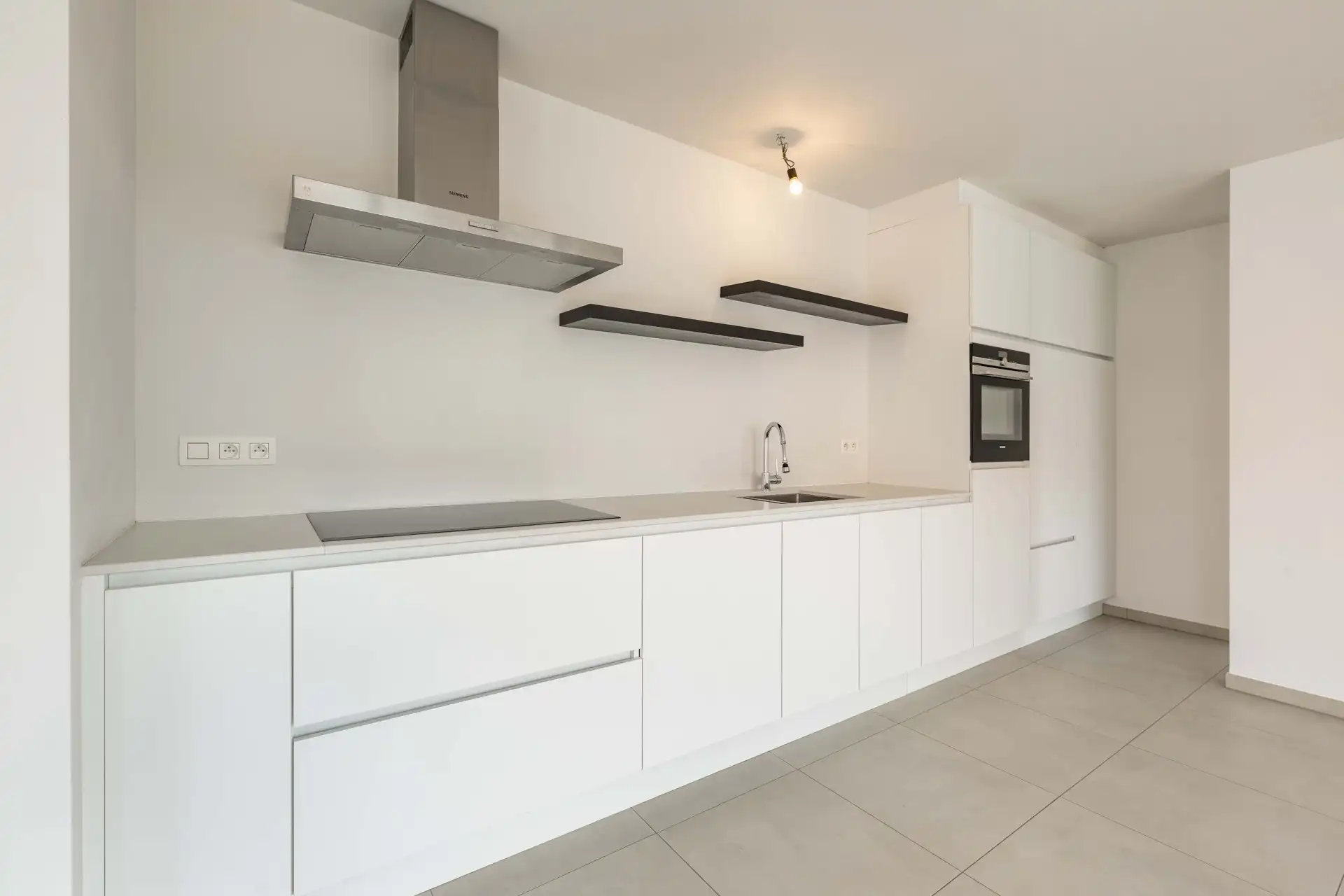 Instapklaar 1-slaapkamerappartement met terras TE HUUR in het centrum van Wielsbeke! foto 8