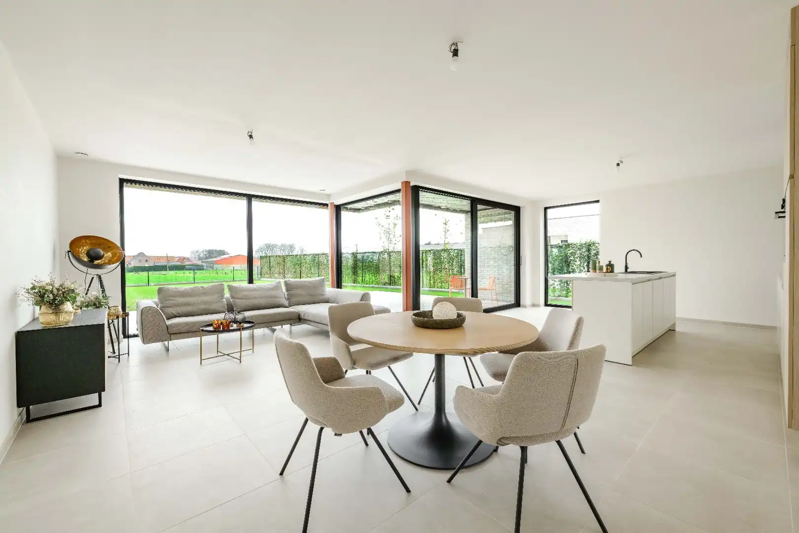 RUIME ENERGIEZUINIGE NIEUWBOUW (4 SLPKS)  OP 471 m²  foto {{pictureIndex}}