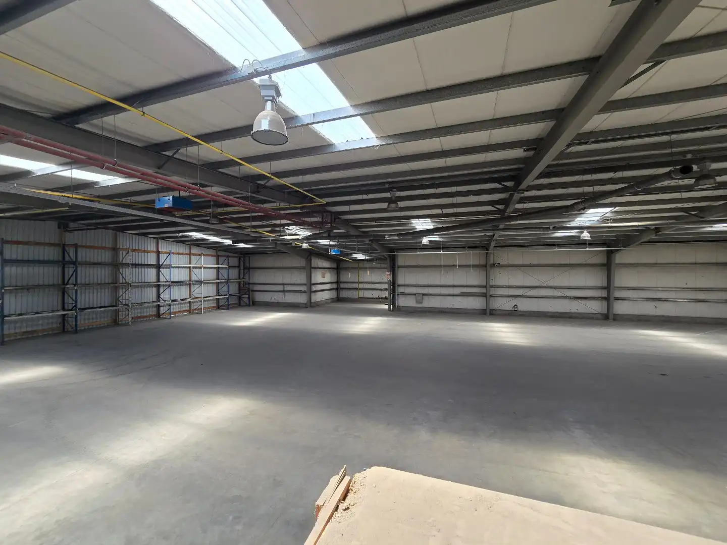 Ruime magazijn-/bedrijfsruimte van ca. 1.200 m² met 5 sectionaalpoorten en 3 laadkades op goed bereikbaar industrieterrein foto 16