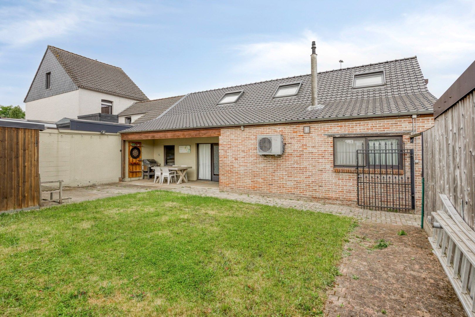 Instapklare woning met 3 slpks, zonnige tuin en vlotte bereikbaarheid !  foto {{pictureIndex}}
