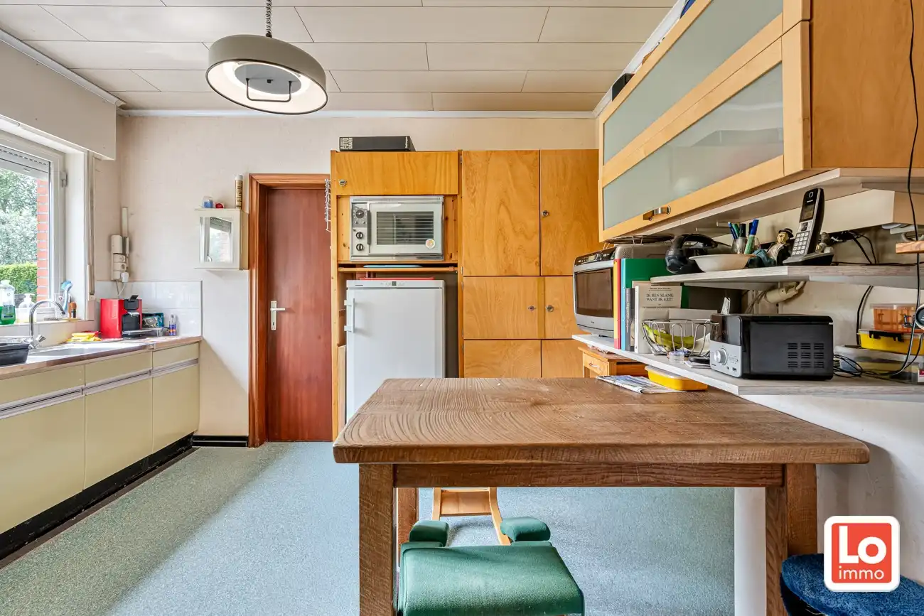 Landelijke te renoveren halfopen gelijkvloerse woning met inpandige garage en grote tuin met open zicht op een makkelijk bereikbare locatie in Zeveneken! foto 7