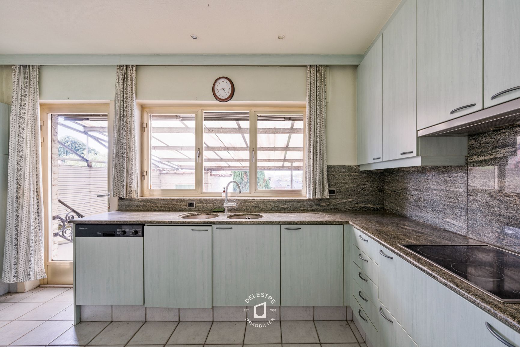 ERG RUIME MULTIFUNCTIONELE EIGENDOM MET 3 GARAGES  foto 16