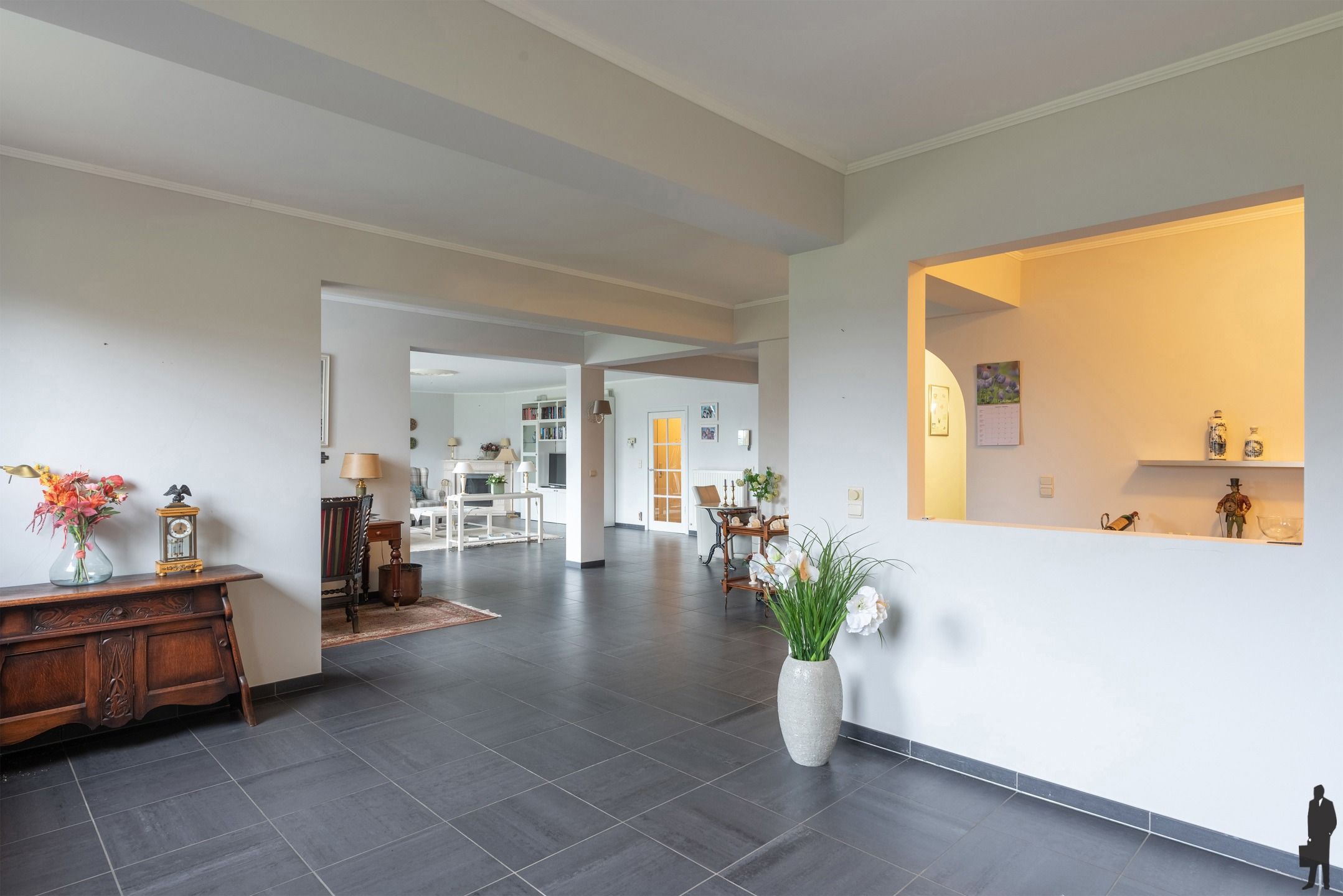 Ontdek dit uitzonderlijk ruime en goed gelegen appartement in het hart van Hoogstraten. Met een royale woonruimte van maar liefst 80 m² foto 5