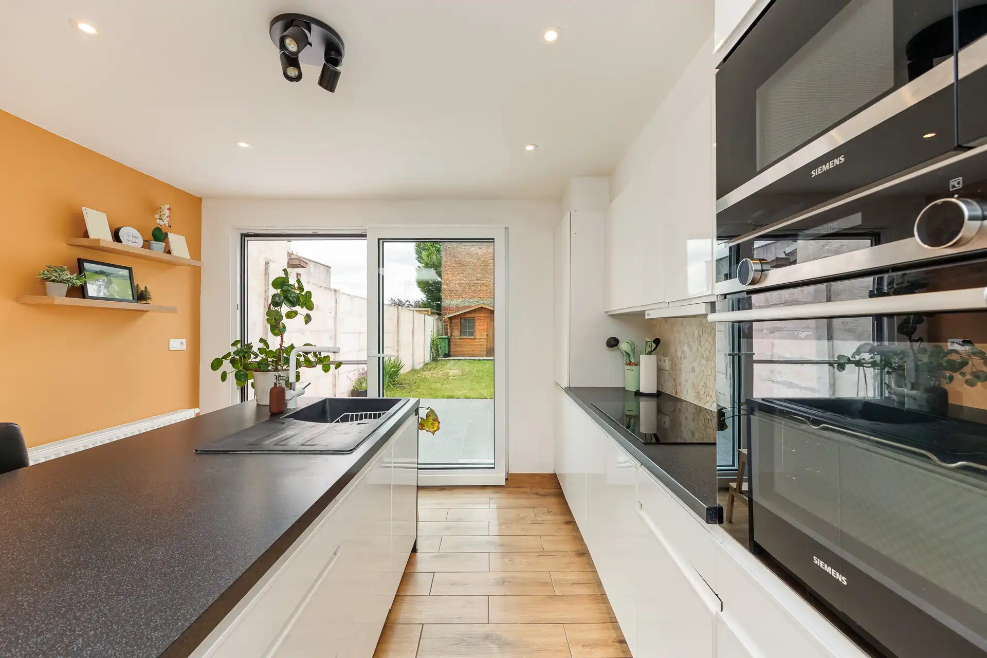 Instapklare gezinswoning met 3 slaapkamers en tuin! foto 8