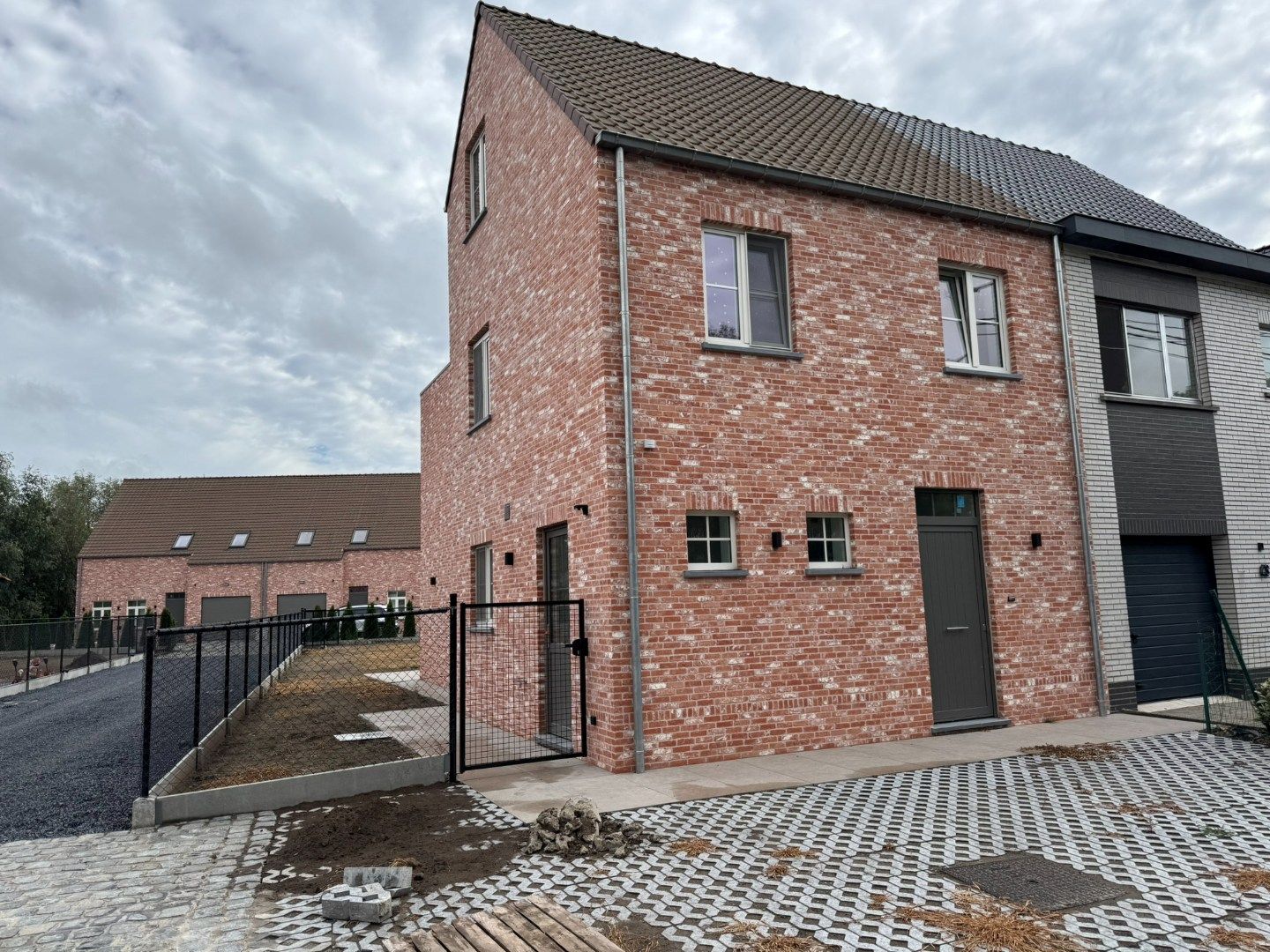 BEZOEKDAG VOLZET - Ruime halfopen nieuwbouwwoning met 3 slaapkamers en tuin foto {{pictureIndex}}