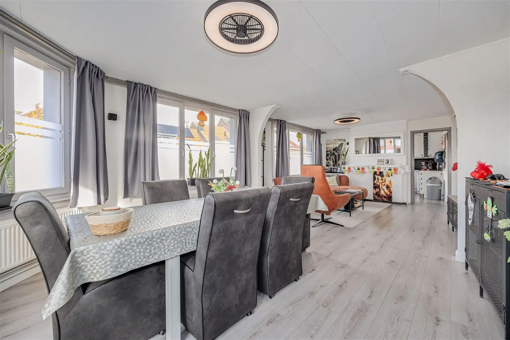 Uniek hoekperceel met handelshuis + garage + appt foto 9