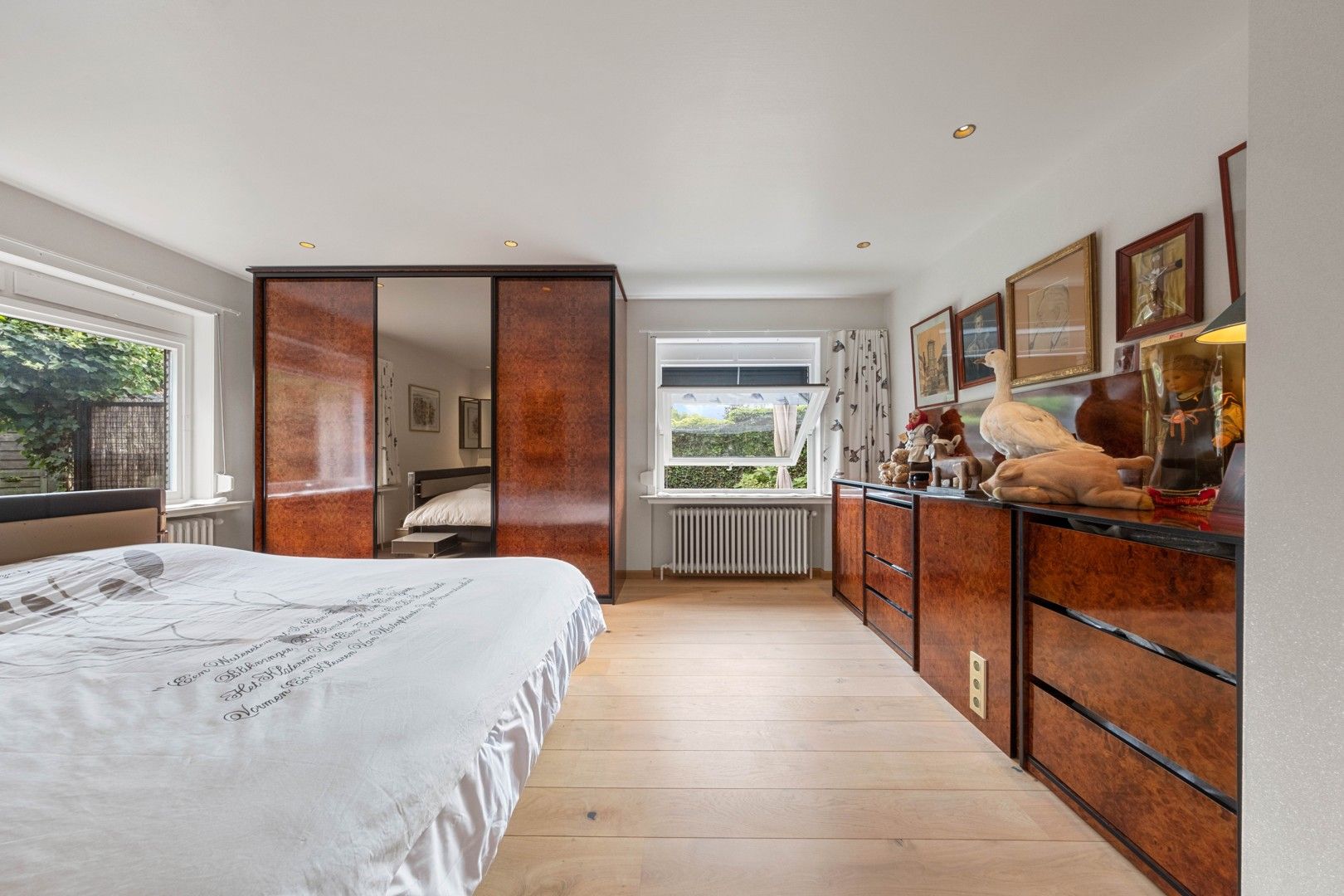 Instapklare bungalowvilla met zwembad en tijdloze architectuur. foto 12
