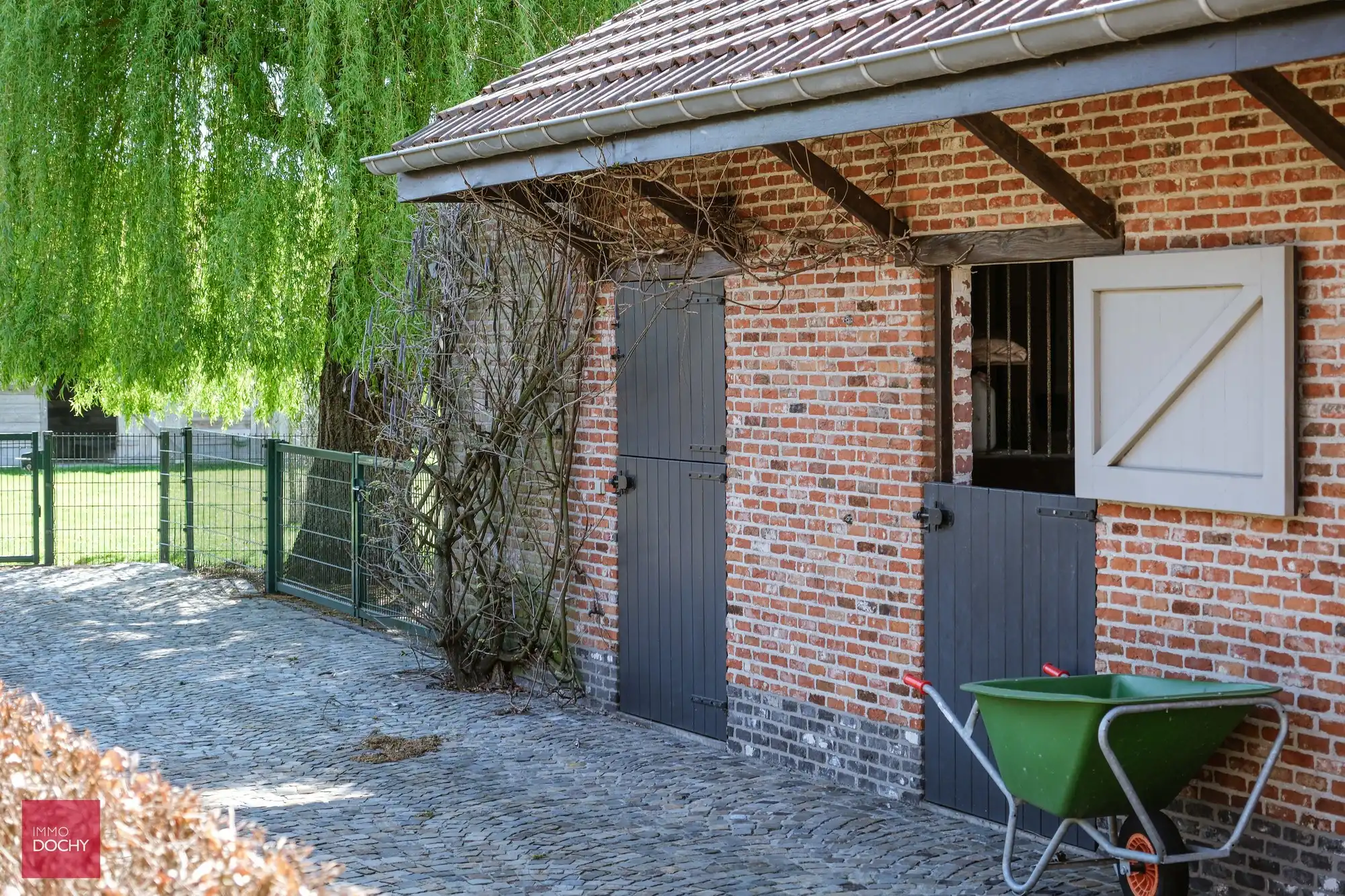 Instapklare ruime villa met grote garage en bijgebouw foto 22