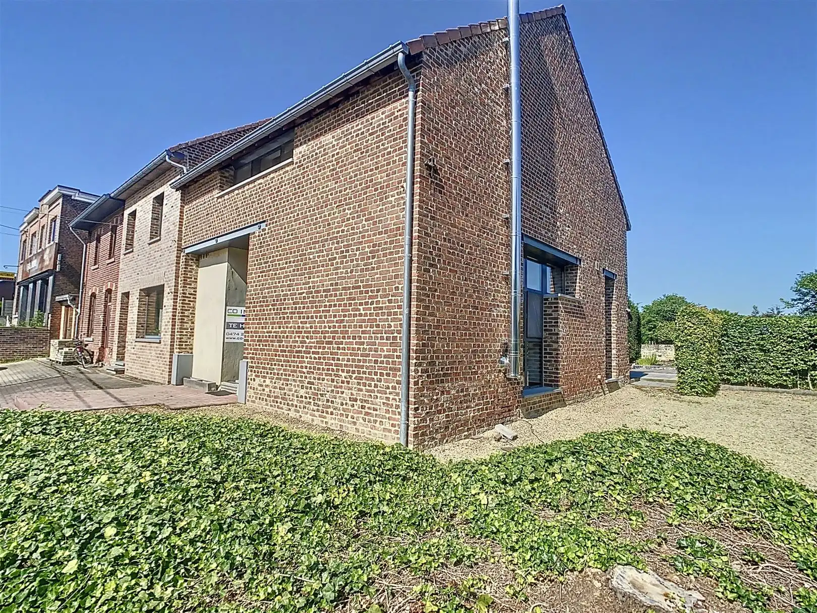 Halfopen bebouwing met tuin, 3 slpks, opp 14a 88ca foto {{pictureIndex}}