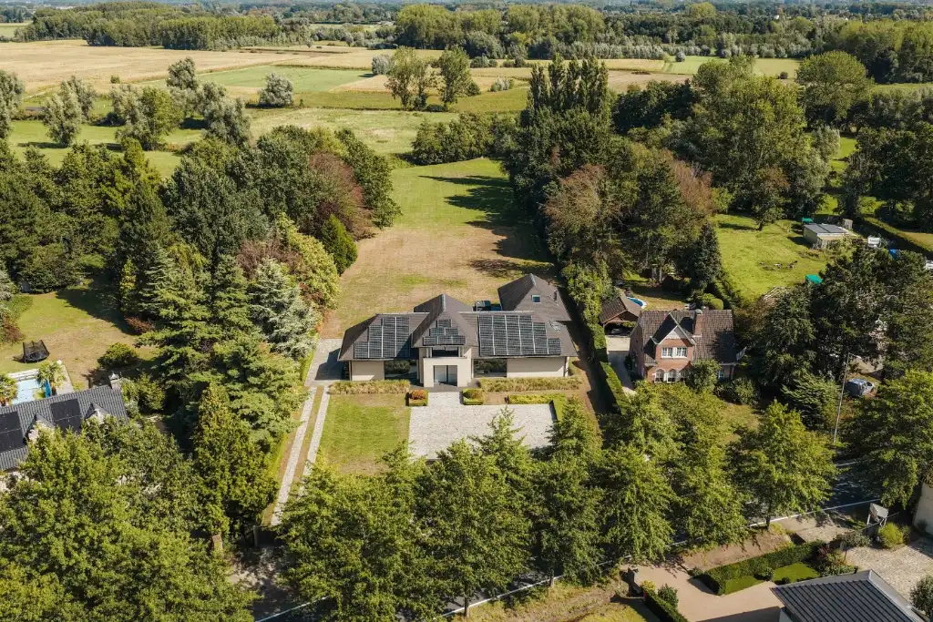 Imposante villa (BJ 2015) met onder meer een buitenzwembad en een sfeervol ingericht bijgebouw met sauna foto 3